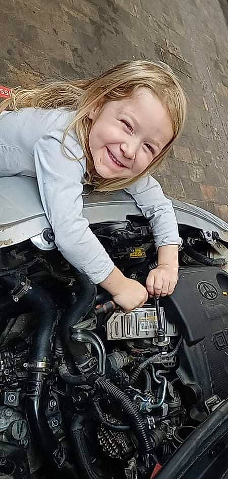 Anaelle a rejoint le concours — aidez-le/la à gagner de superbes lots ! arm, auto_part, automotive_design, automotive_exterior, automotive_tire, automotive_wheel_system, bag, blond, flash_photography, joy, motor_vehicle, motorcycle, motorcycle_accessories, outerwear, person, personal_protective_equipment, rim, smile, sneakers, street_fashion