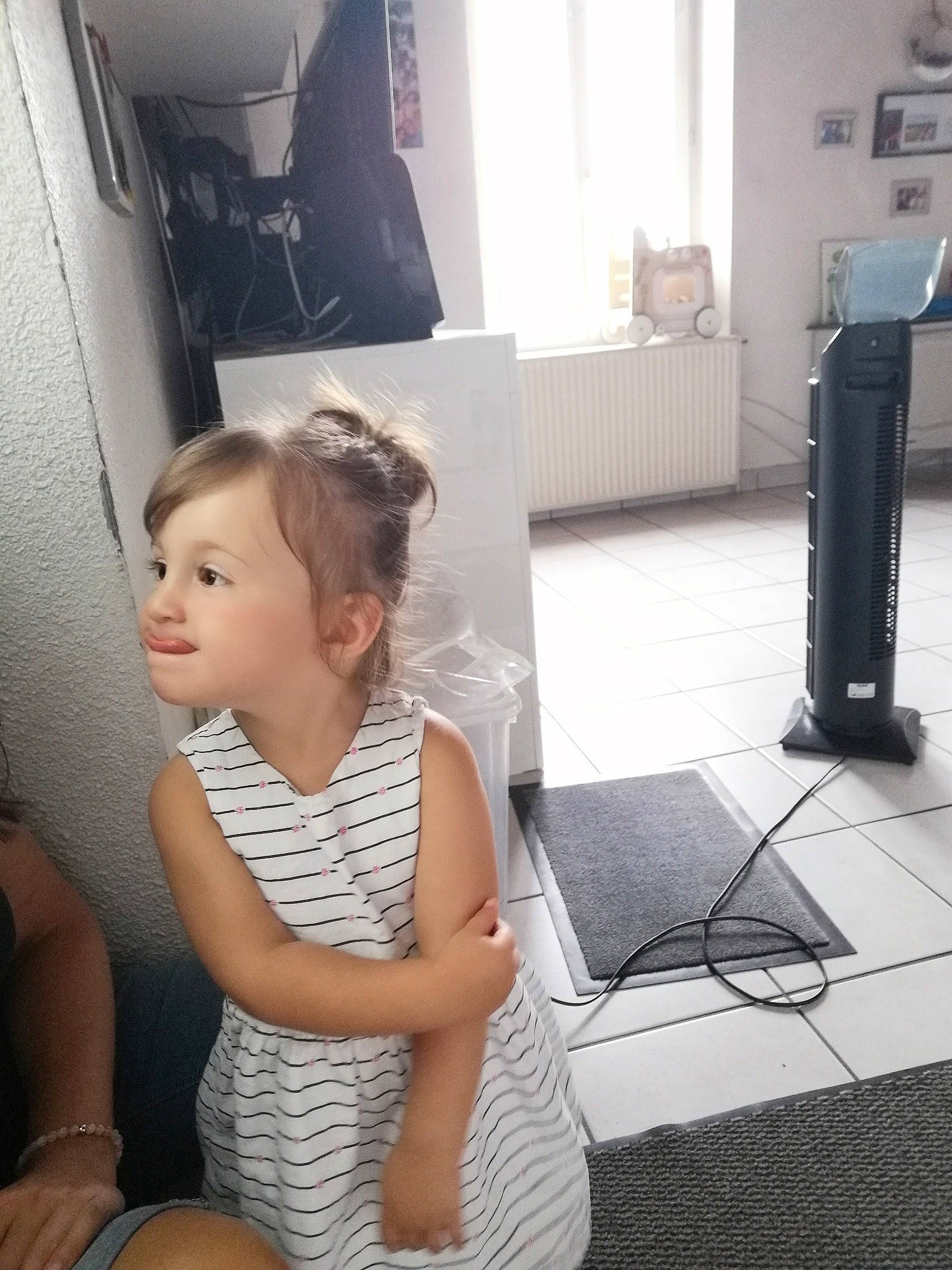 Angelina a rejoint le concours — aidez-le/la à gagner de superbes lots ! audio_equipment, beauty, child, curtain, design, fashion_design, floor, flooring, fun, happy, human_leg, joint, pattern, person, room, shoulder, sitting, skin, standing, thigh