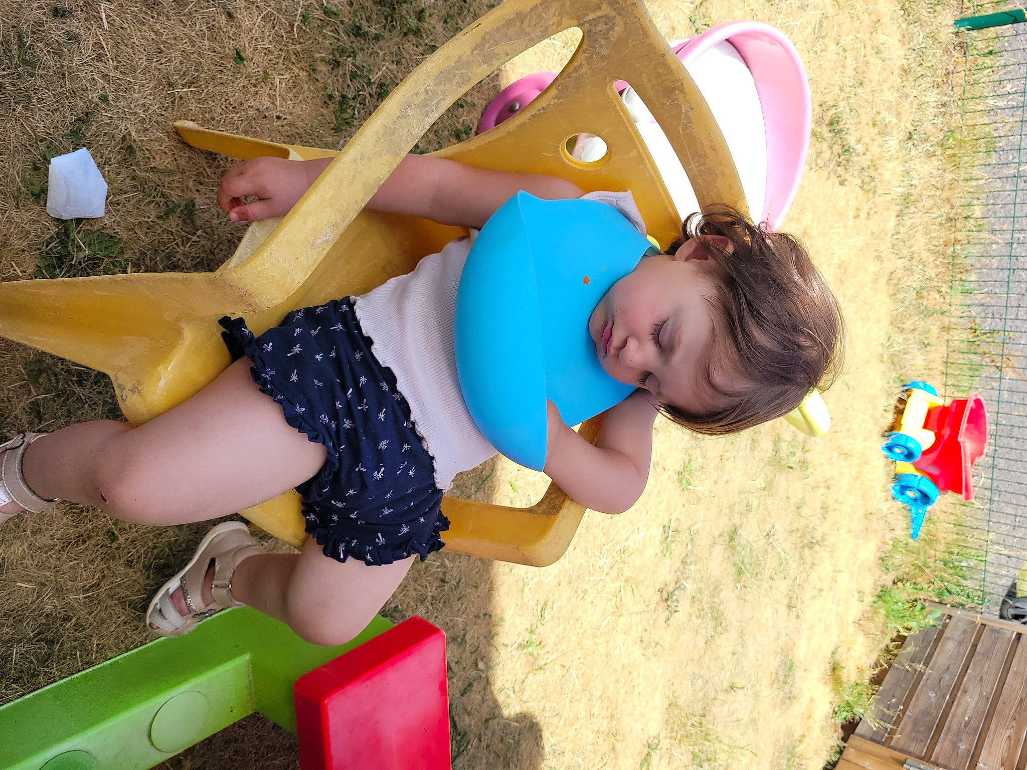 Angelina participe au concours pour gagner de l'argent avec cette photo : child, fun, grass, happy, hat, human_leg, leisure, outdoor_play_equipment, pattern, people_in_nature, person, play, public_space, recreation, shorts, sitting, t_shirt, thigh, toddler, vacation