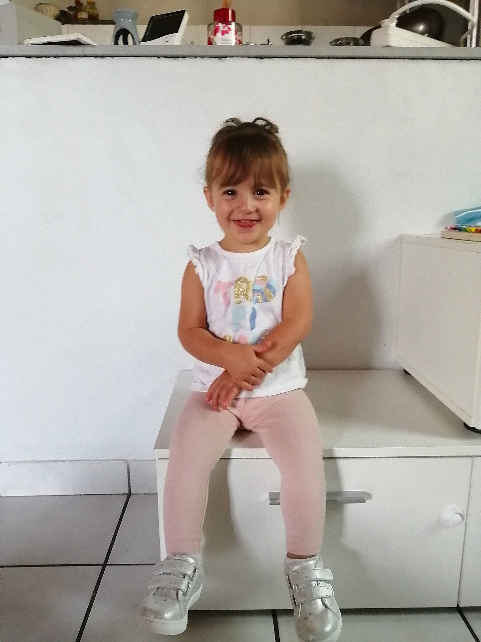 Angelina participe au concours pour gagner de l'argent avec cette photo : baby_toddler_clothing, child, drawer, elbow, fashion_design, flash_photography, floor, flooring, happy, human_leg, joy, knee, leg, person, room, shorts, smile, snapshot, t_shirt, thigh