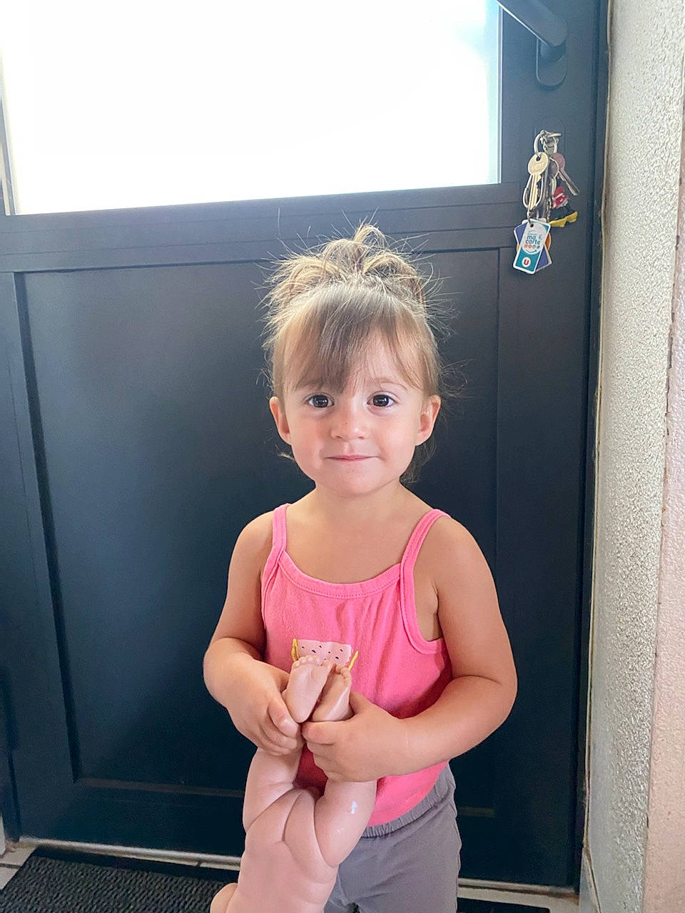 Angelina participe au concours pour gagner de l'argent avec cette photo : active_pants, baby_toddler_clothing, blond, child, dress, elbow, fun, gesture, happy, human_leg, joy, knee, leisure, magenta, person, room, shoulder, sleeve, smile, thumb