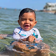 Zayd participe au concours pour gagner de l'argent avec cette photo : beach, boy, child, face, fun, happy, holiday, nature, outdoor, play, portrait, sea, smiling, splashing, summer, sunny, swim_shirt, toddler, vacation, water