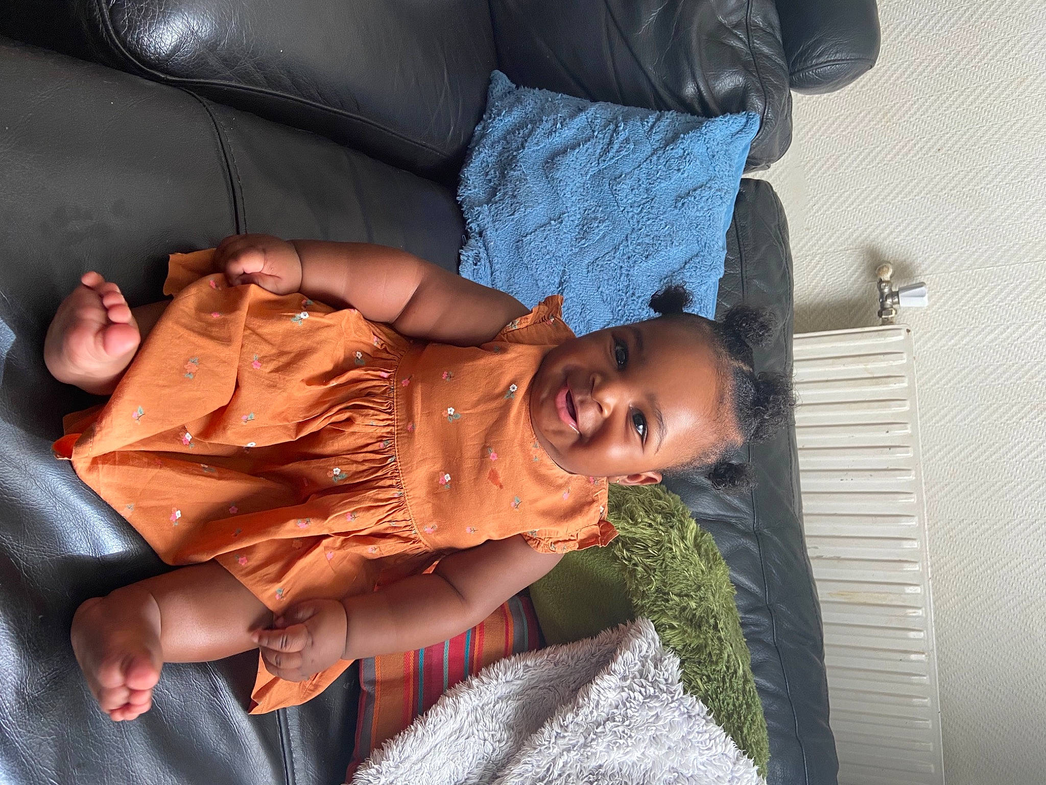 Malaïka participe au concours pour gagner de l'argent avec cette photo : abdomen, child, comfort, couch, fun, happy, human_leg, joint, joy, lap, leisure, mouth, nap, person, room, sitting, smile, thigh, tree, vacation