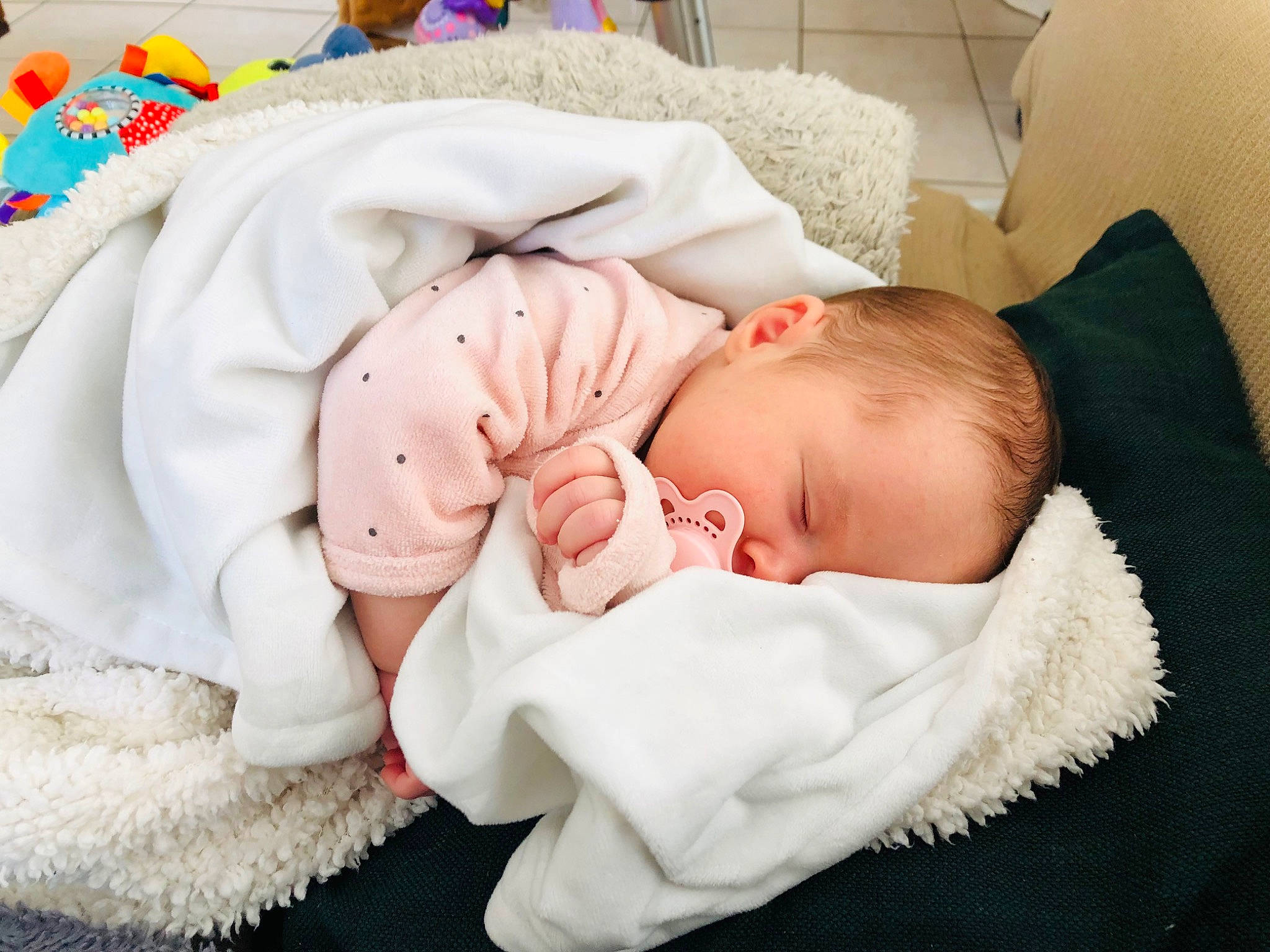 Capucine a rejoint le concours — aidez-le/la à gagner de superbes lots ! baby, baby_products, baby_safety, baby_sleeping, baby_toddler_clothing, beanie, bedding, bedtime, cheek, child, comfort, headgear, knit_cap, linens, pattern, person, product, room, skin, textile