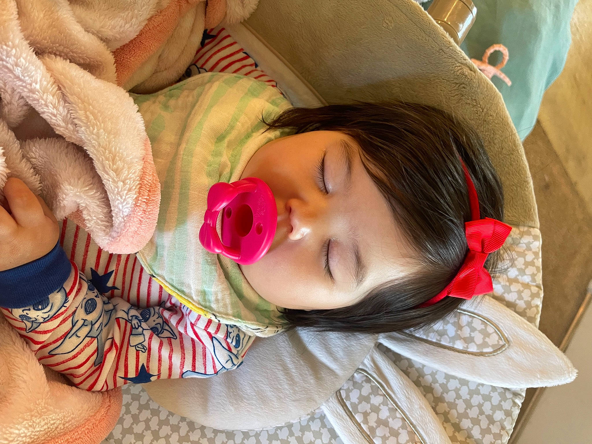 Veitalyn is registered to the contest to win money with this photo: child, comfort, ear, eyelash, eyewear, fun, happy, headgear, human_body, lip, mammal, mouth, neck, nose, person, pink, plant, skin, sunglasses, toddler