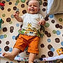 Leo a rejoint le concours — aidez-le/la à gagner de superbes lots ! baby, child, childhood, colorful, cute, face, feet, hand, happy, indoor, infant, lying, pattern, person, play, playmat, shorts, smiling, toy, tshirt