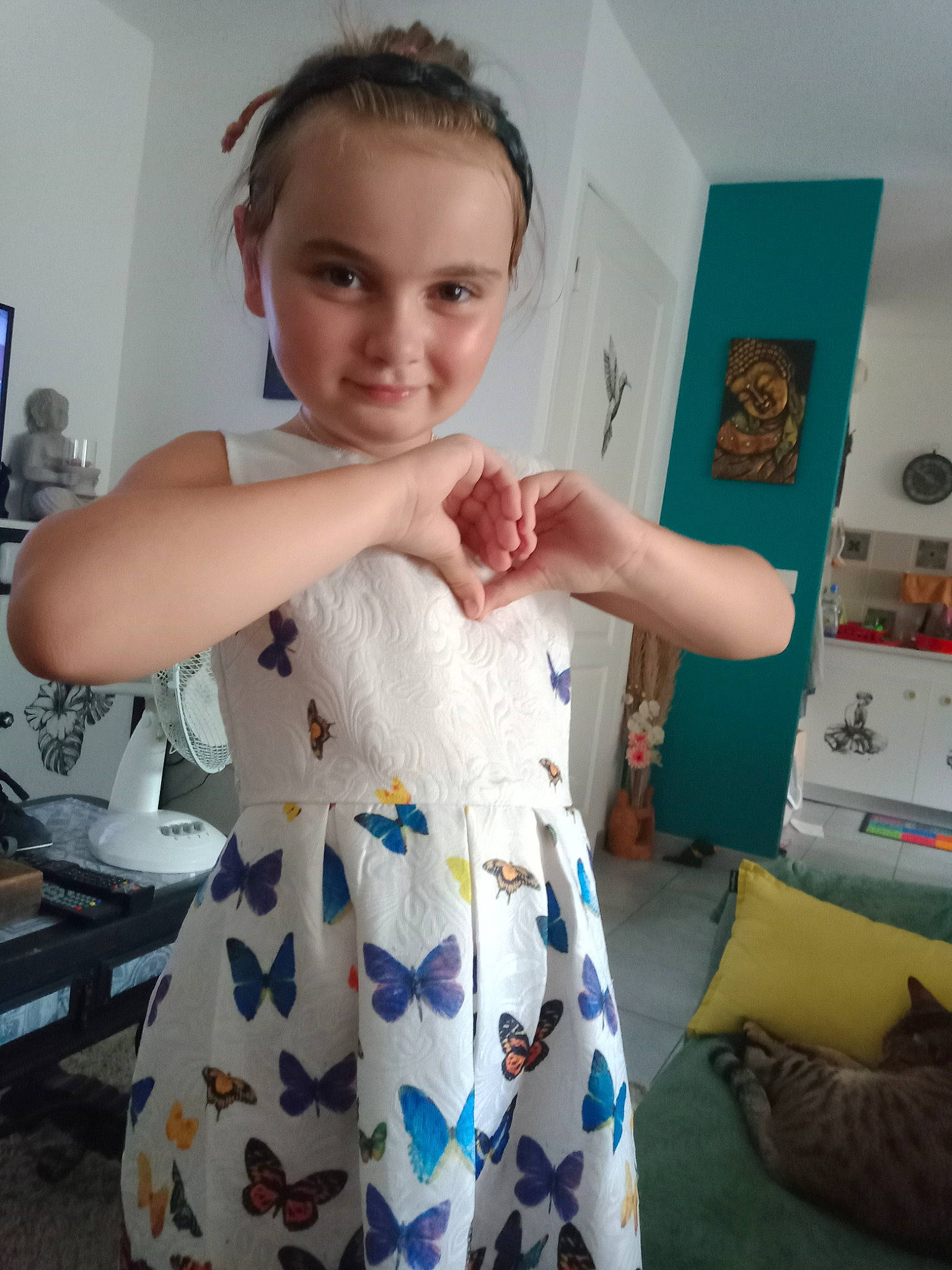 Romane a rejoint le concours — aidez-le/la à gagner de superbes lots ! child, dress, elbow, electric_blue, fun, happy, home_appliance, homemaker, human_leg, joy, knee, neck, pattern, person, room, shoulder, sitting, sleeve, smile, t_shirt