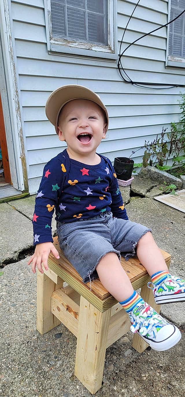 Ronin is registered to the contest to win money with this photo: baby_toddler_clothing, clothing, door, face, fun, grass, happy, hat, head, headwear, leg, people, person, plant, shorts, skin, sleeve, smile, standing, t_shirt