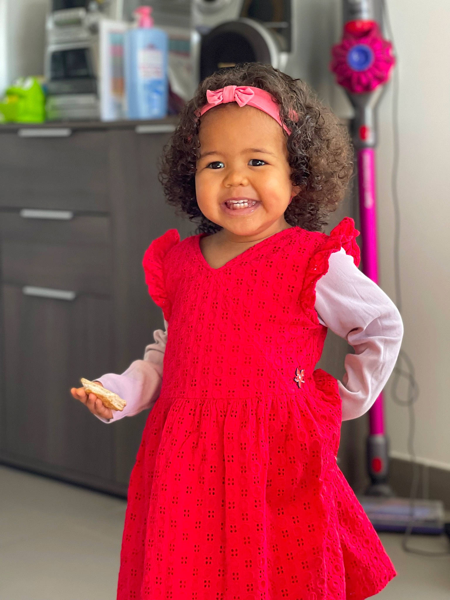 Elyana participe au concours pour gagner de l'argent avec cette photo : cabinetry, child, day_dress, dress, event, fashion_design, formal_wear, fun, gesture, happy, joy, long_hair, magenta, one_piece_garment, person, pink, purple, skin, sleeve, smile