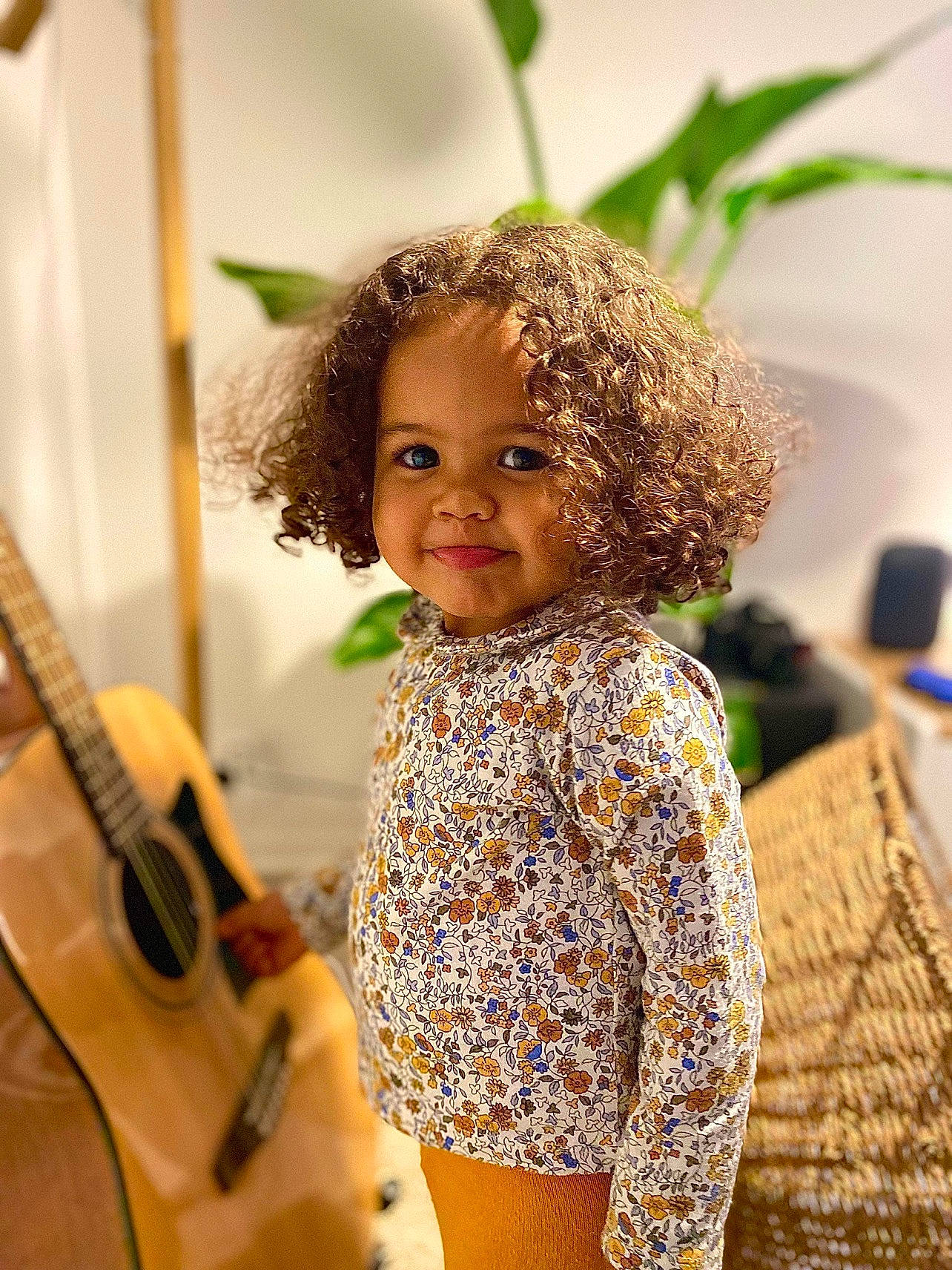 Elyana participe au concours pour gagner de l'argent avec cette photo : afro, child, chin, eye, fashion_design, folk_instrument, fun, hairstyle, happy, joy, lip, musical_instrument, person, plucked_string_instruments, room, sitting, skin, standing, string_instrument, summer
