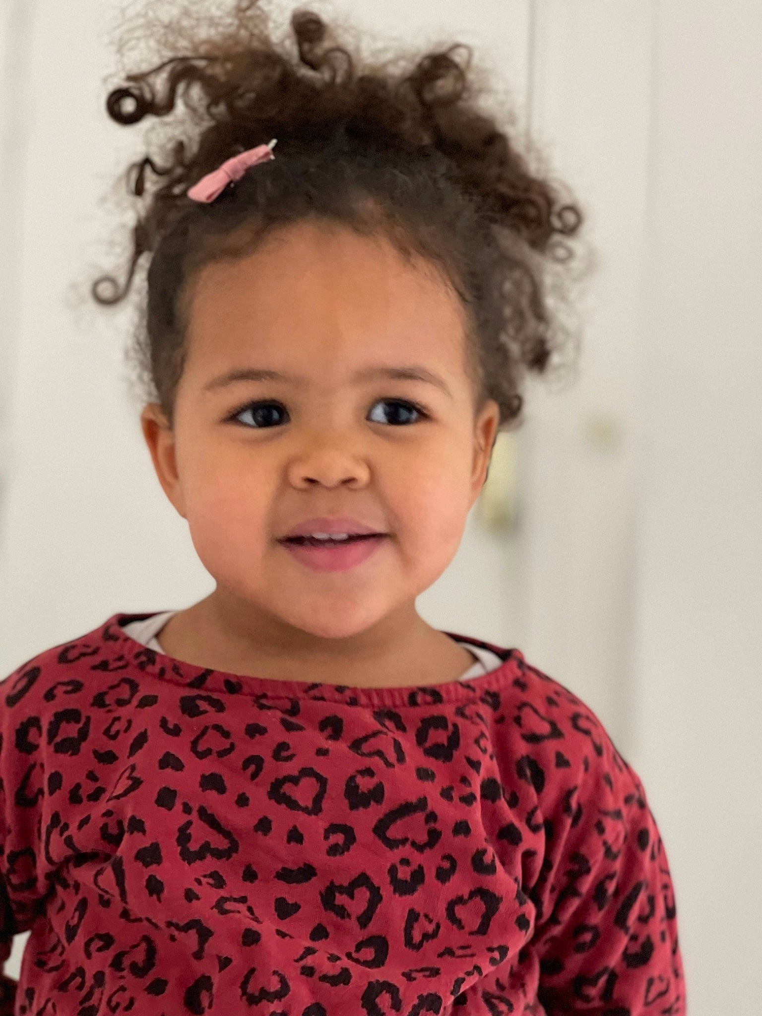 Elyana a rejoint le concours — aidez-le/la à gagner de superbes lots ! baby_toddler_clothing, cheek, chin, collar, ear, embellishment, eye, eyelash, face, happy, head, iris, joy, lip, neck, person, pink, shoulder, skin, sleeve