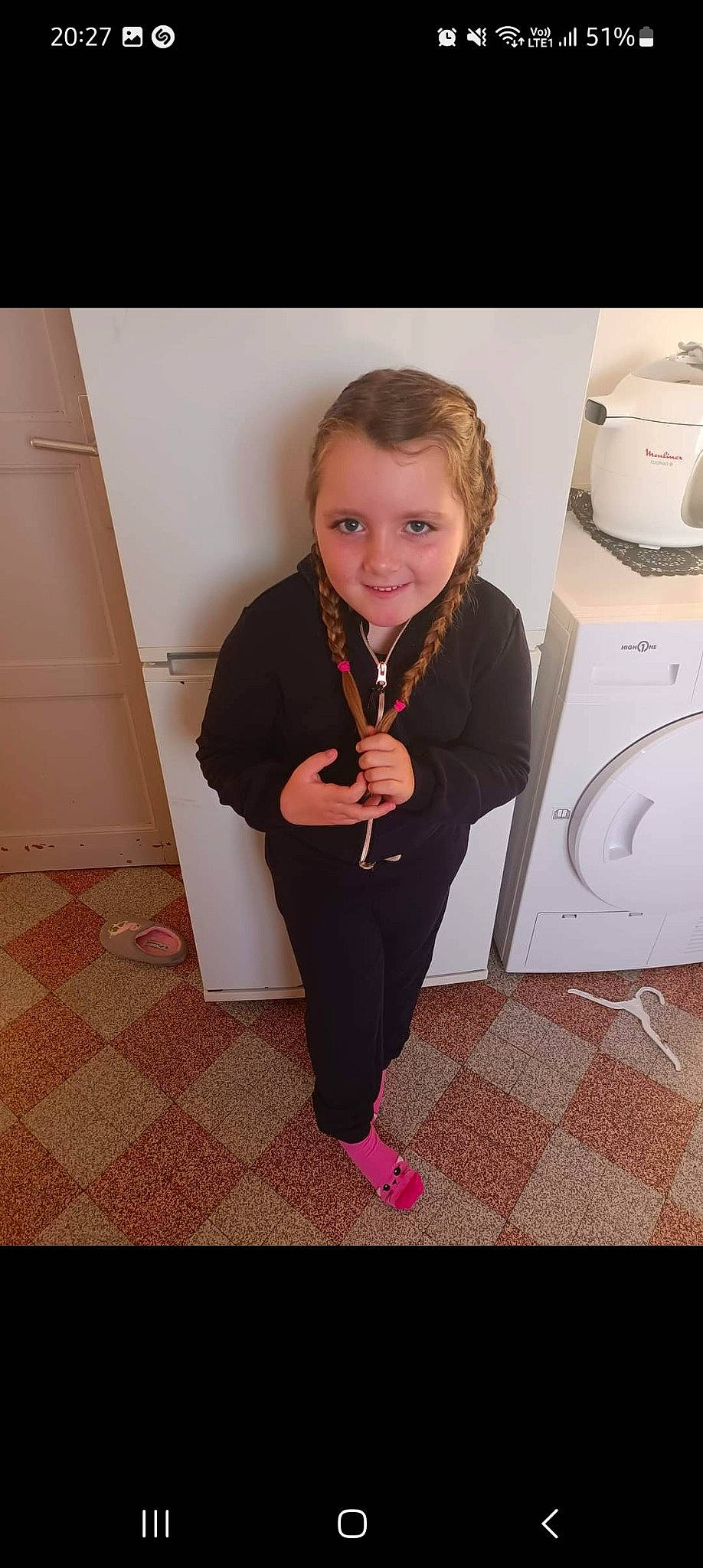 Hailey participe au concours pour gagner de l'argent avec cette photo : audio_equipment, clothes_dryer, fashion_accessory, flooring, formal_wear, fun, home_appliance, jacket, jewellery, joy, laundry, laundry_room, major_appliance, person, room, sleeve, smile, t_shirt, toddler, washing_machine