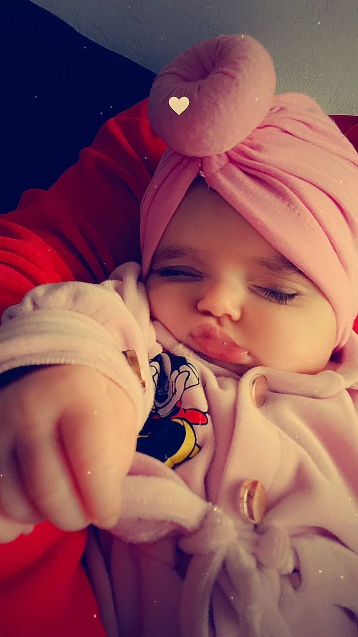 Heïna a rejoint le concours — aidez-le/la à gagner de superbes lots ! baby, baby_sleeping, baby_toddler_clothing, cap, cheek, child, comfort, eyelash, finger, gesture, happy, headwear, lip, mouth, nail, nose, people_in_nature, person, pink, skin