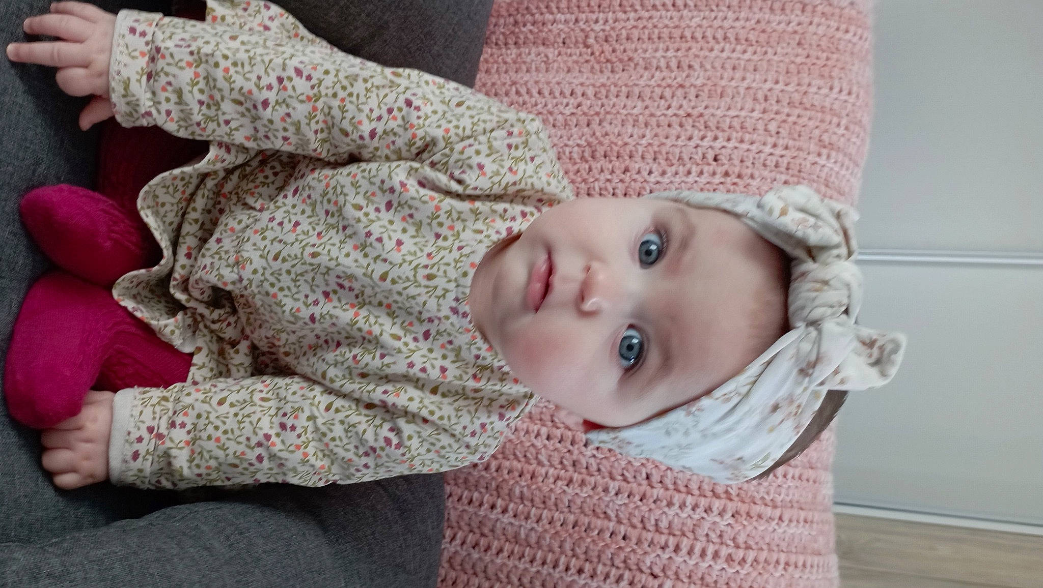 Nina a rejoint le concours — aidez-le/la à gagner de superbes lots ! baby, baby_toddler_clothing, cheek, child, comfort, eye, headgear, headwear, human_body, iris, linens, lip, mouth, nose, pattern, person, pink, skin, sleeve, toddler