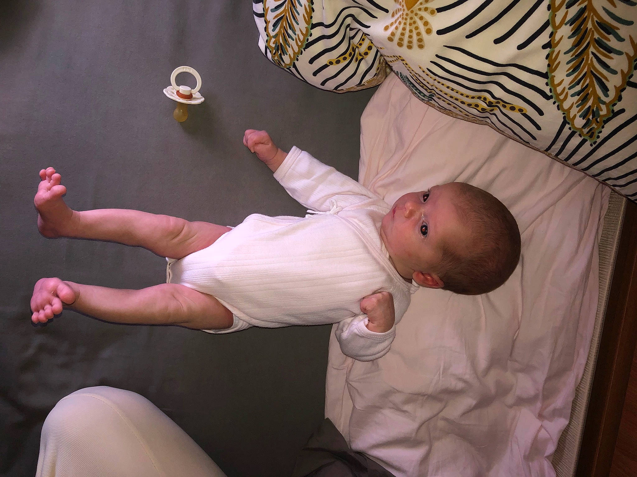 Masha participe au concours pour gagner de l'argent avec cette photo : baby, baby_products, baby_toddler_clothing, child, comfort, elbow, finger, foot, fun, human_leg, knee, leg, linens, mammal, pattern, person, room, textile, thigh, toddler