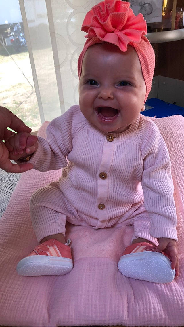 Masha participe au concours pour gagner de l'argent avec cette photo : art, baby, baby_toddler_clothing, cap, child, cool, costume_hat, finger, happy, head, headgear, headwear, joy, magenta, person, pink, purple, sitting, skin, sleeve