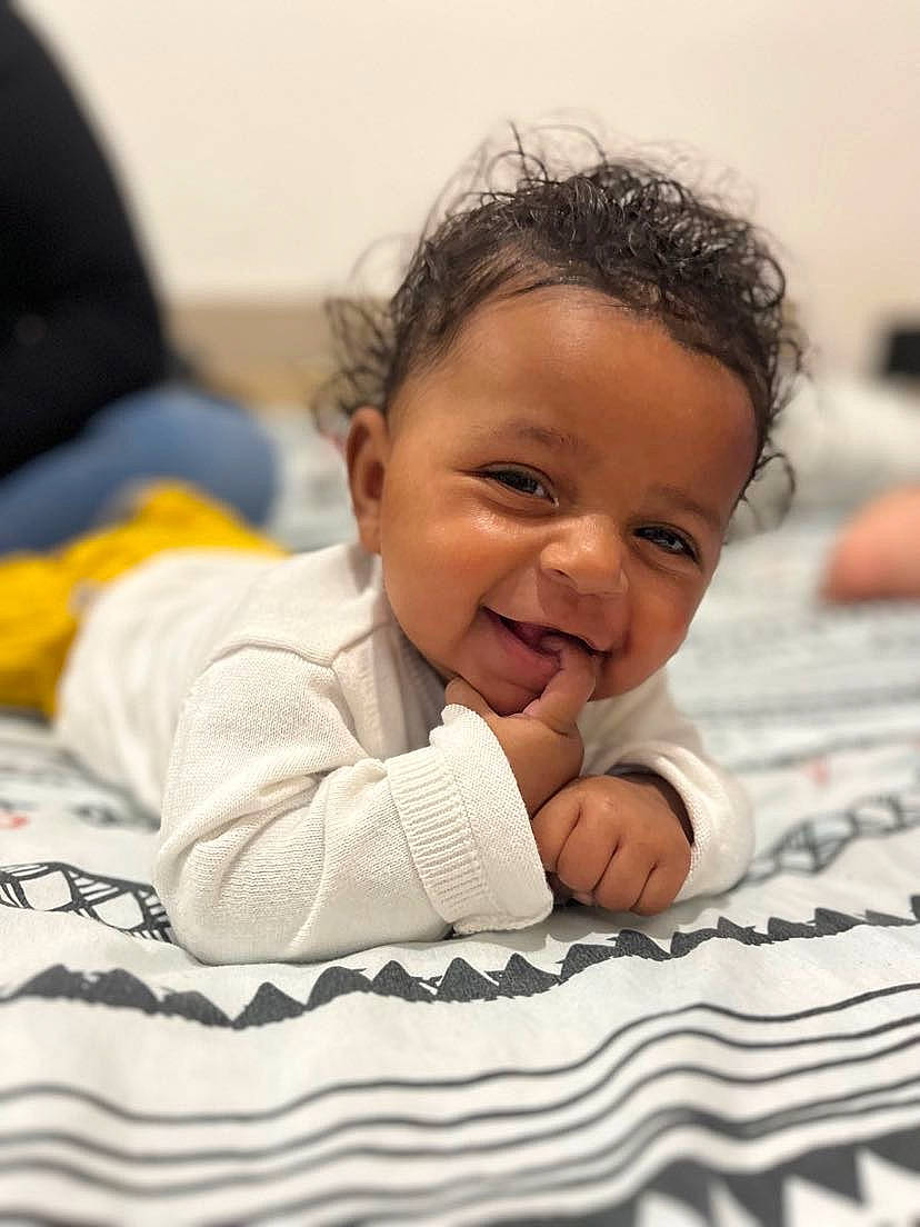 Zaynab a rejoint le concours — aidez-le/la à gagner de superbes lots ! baby, baby_toddler_clothing, cheek, child, chin, comfort, eyebrow, face, flooring, fun, gesture, happy, head, joy, linens, nose, person, room, sitting, skin