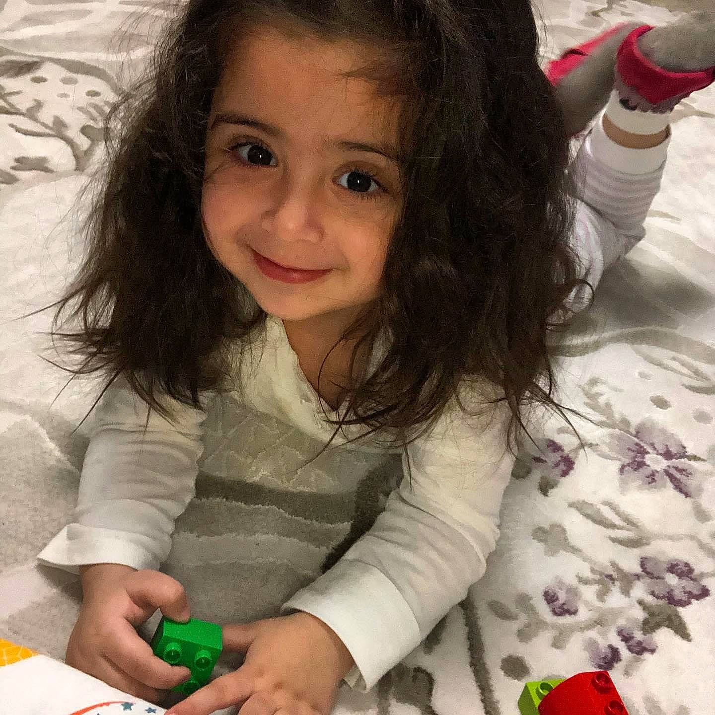 Lorine a rejoint le concours — aidez-le/la à gagner de superbes lots ! brown_hair, child, joy, person, play, smile, toddler