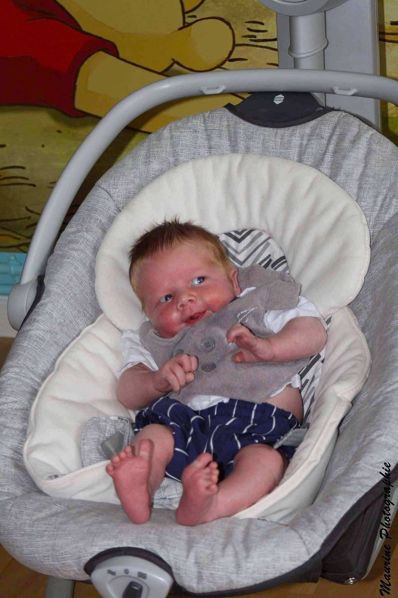 Néo participe au concours pour gagner de l'argent avec cette photo : baby, baby_products, baby_safety, baby_toddler_clothing, chair, child, comfort, head, home_accessories, infant_bed, lap, linens, paper_towel, person, room, sitting, toddler, white