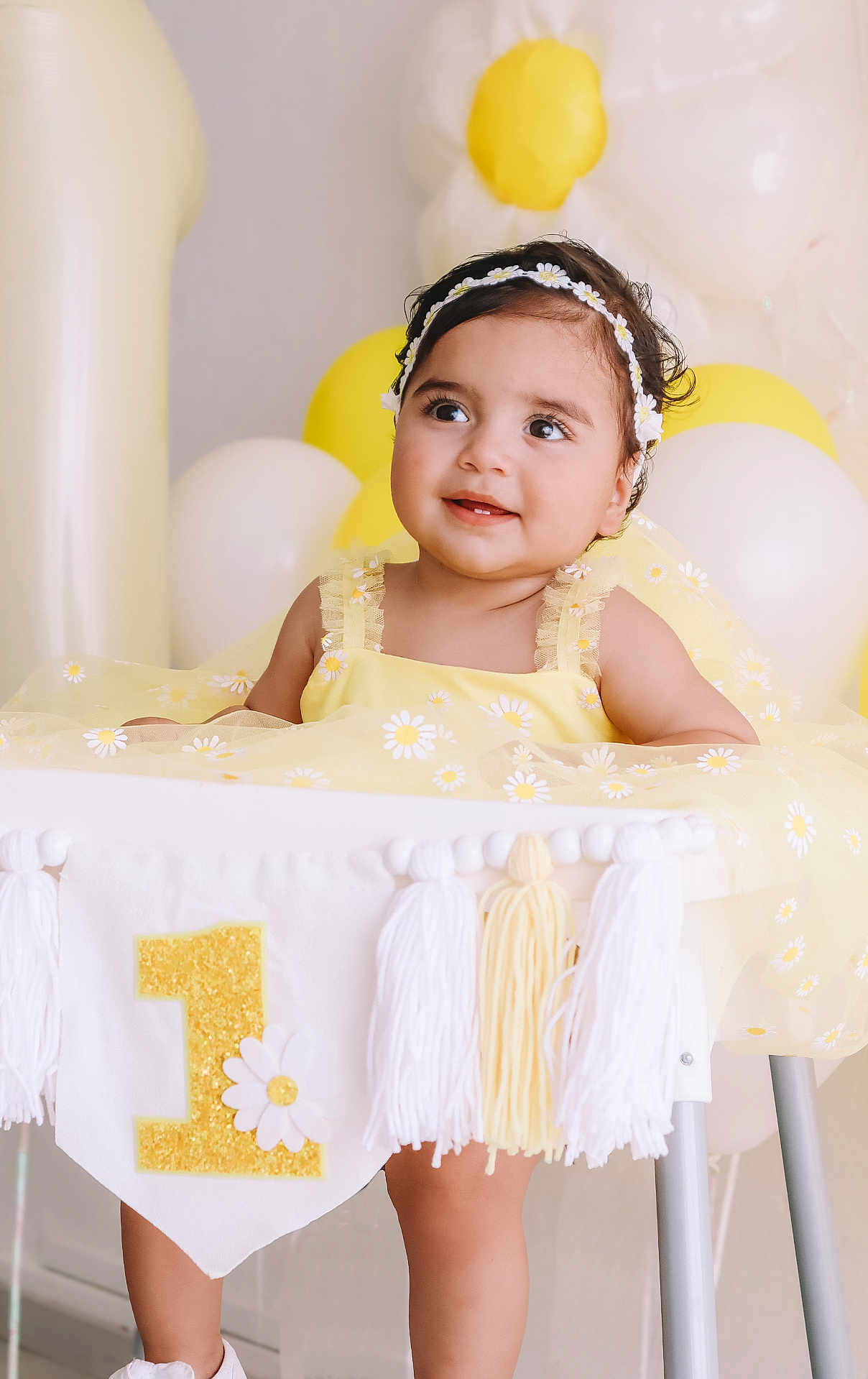 Elif participe au concours pour gagner de l'argent avec cette photo : baby, child, birthday, high_chair, yellow_dress, daisy_pattern, headband, balloons, celebration, smile, cute, first_birthday, decorations, toddler, indoors, party, happy, portrait, festive, person