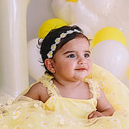 Elif participe au concours pour gagner de l'argent avec cette photo : baby, child, girl, yellow_dress, daisy_pattern, headband, balloons, birthday, celebration, smile, portrait, cute, happy, face, sitting, party, number_one_balloon, tulle, indoor, festive