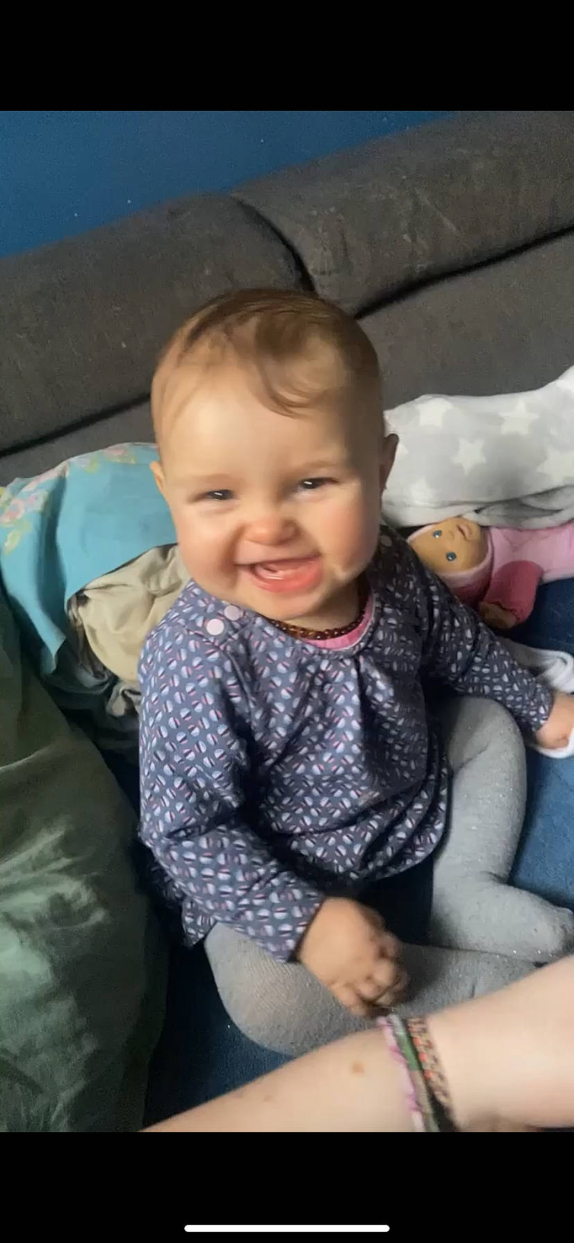 Lou-ann a rejoint le concours — aidez-le/la à gagner de superbes lots ! baby, baby_toddler_clothing, cheek, child, comfort, cool, eye, facial_expression, fun, hairstyle, happy, head, iris, joy, lap, mouth, person, sitting, skin, sleeve