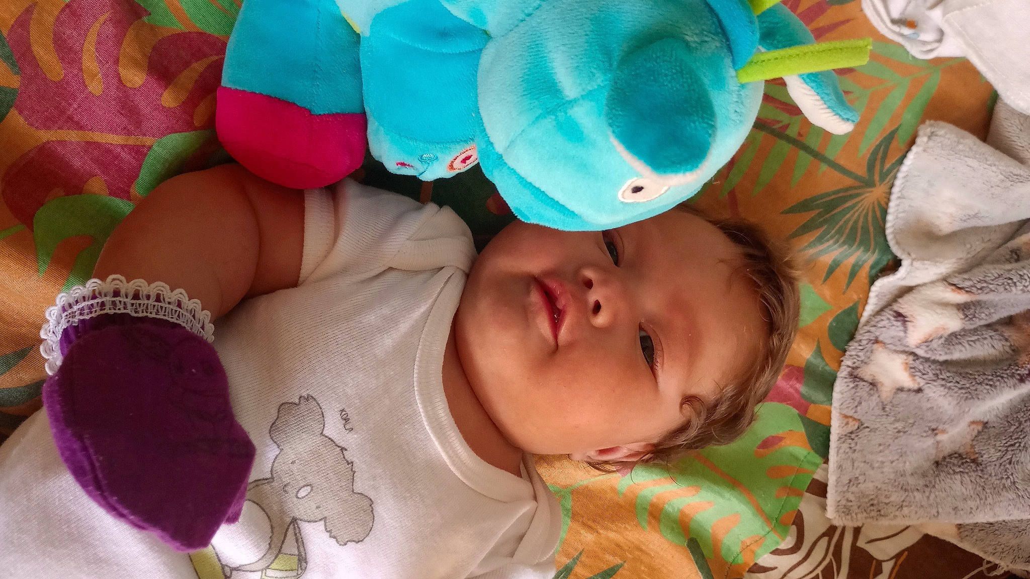 Maryline participe au concours pour gagner de l'argent avec cette photo : arm, baby, baby_products, baby_toddler_clothing, cheek, child, comfort, fashion_accessory, fun, hand, happy, hat, human_body, linens, pattern, person, product, room, skin, textile