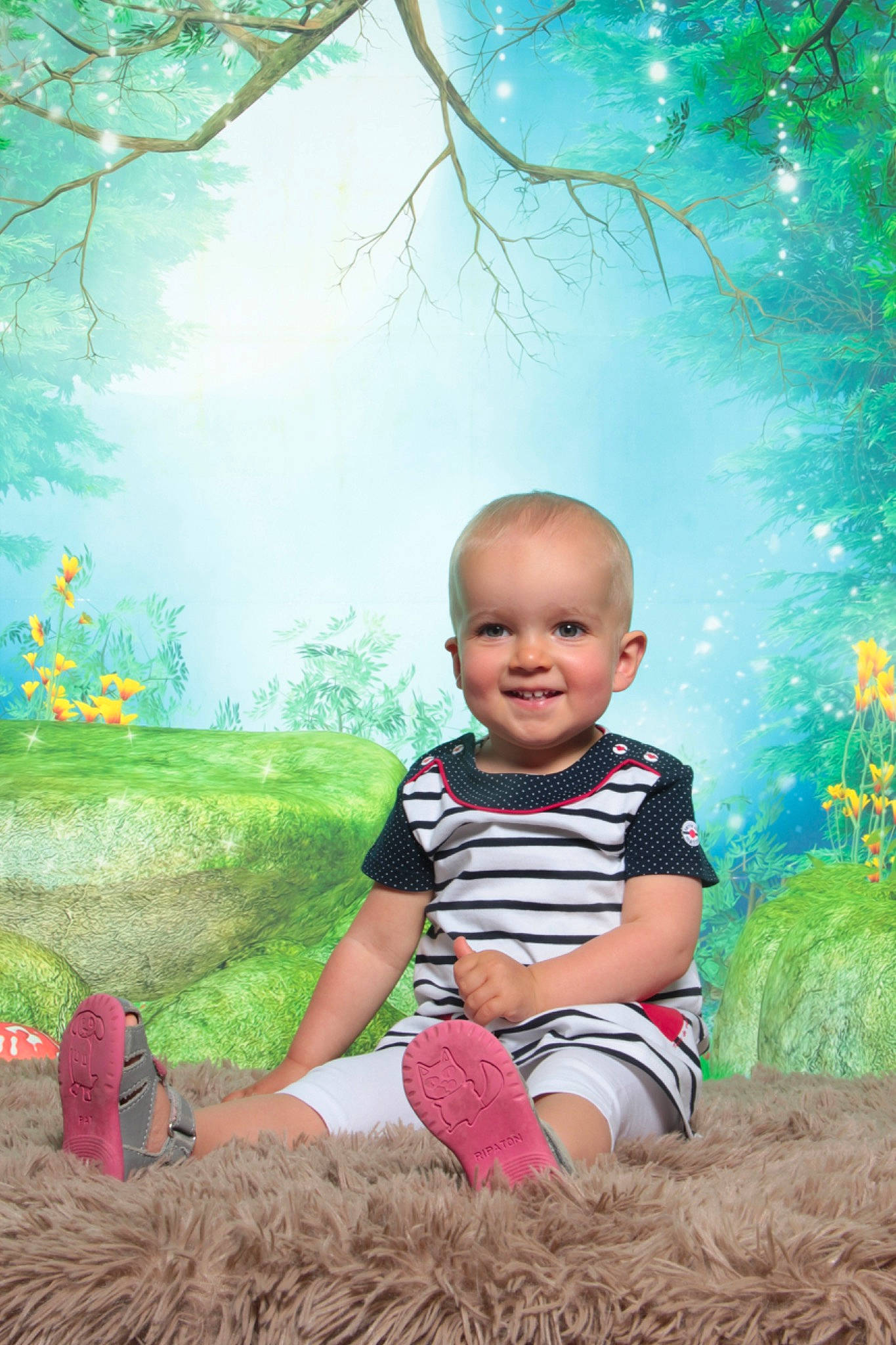 Romane a rejoint le concours — aidez-le/la à gagner de superbes lots ! baby, baby_toddler_clothing, botany, branch, facial_expression, flash_photography, grass, green, happy, joy, leaf, light, people_in_nature, person, photograph, plant, smile, sunlight, toddler, tree