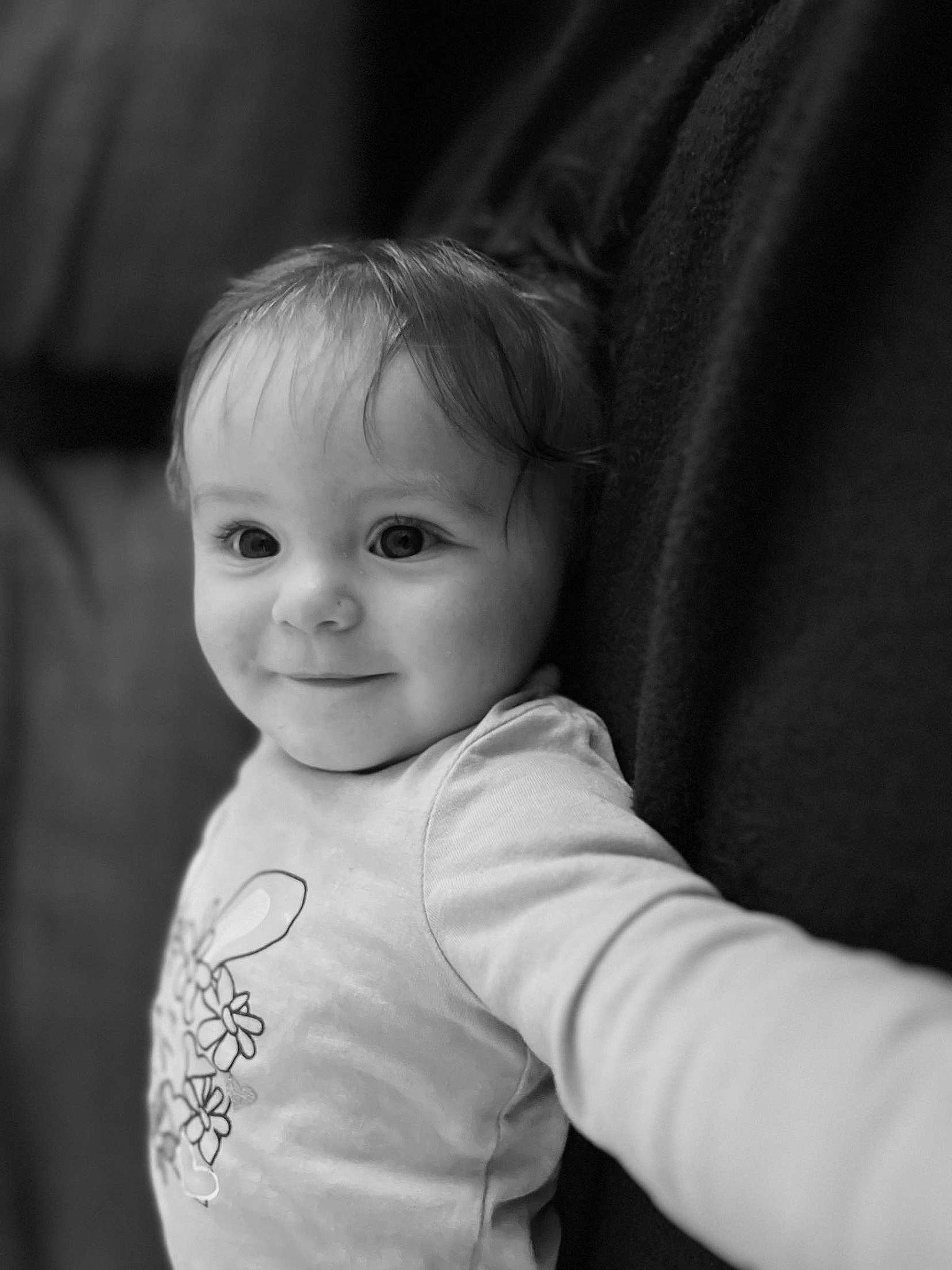 Mélia participe au concours pour gagner de l'argent avec cette photo : baby, baby_toddler_clothing, black_and_white, cheek, comfort, eye, eyebrow, facial_expression, flash_photography, gesture, hair, hairstyle, happy, iris, joy, monochrome_photography, nose, person, skin, sleeve