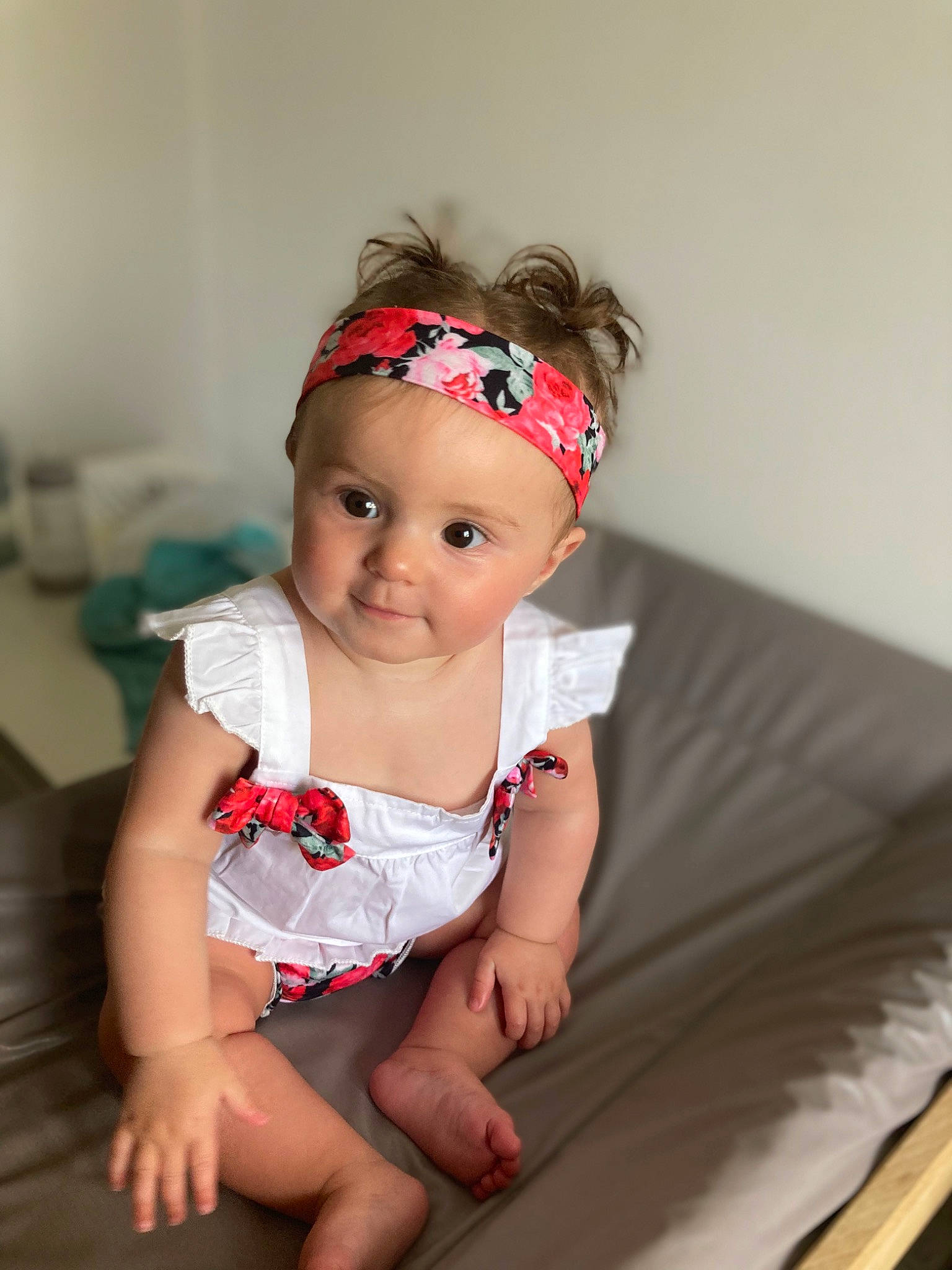 Mélia participe au concours pour gagner de l'argent avec cette photo : baby, baby_toddler_clothing, cheek, child, chin, eye, eyelash, fashion_accessory, flash_photography, goggles, happy, headband, headgear, headpiece, headwear, human_leg, iris, lip, person, skin