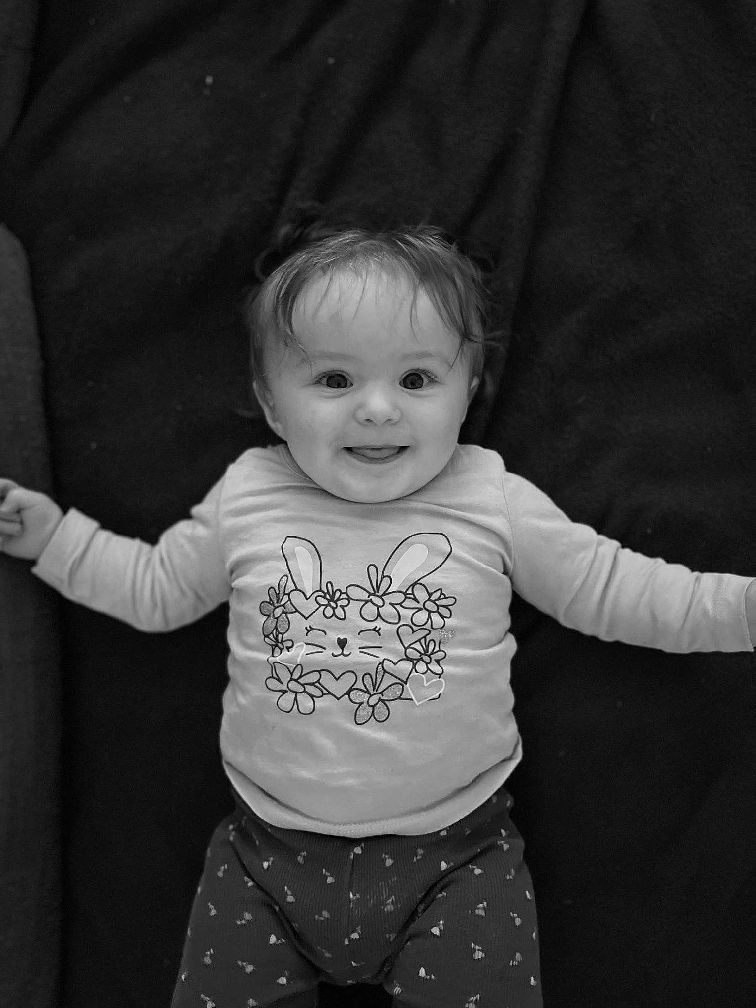 Mélia participe au concours pour gagner de l'argent avec cette photo : arm, black, black_and_white, cheek, eye, facial_expression, flash_photography, hairstyle, hand, happy, head, human_body, iris, joy, mammal, organ, person, skin, sleeve, smile