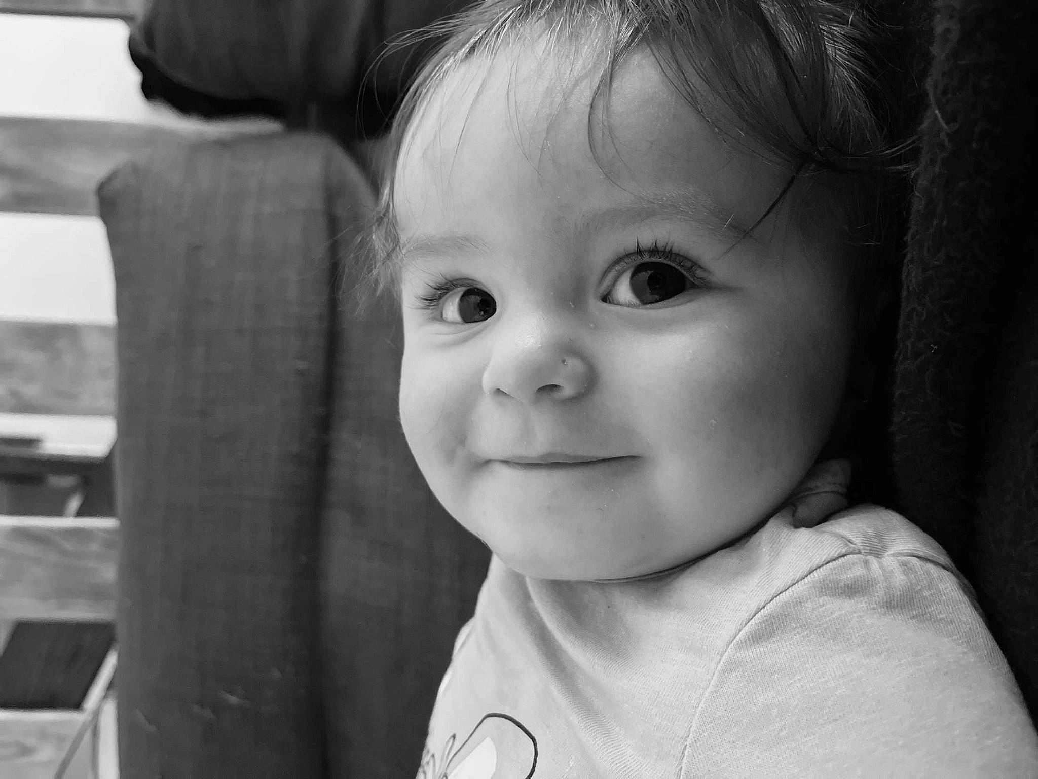 Mélia participe au concours pour gagner de l'argent avec cette photo : baby, black_and_white, cheek, chin, eye, eyebrow, eyelash, flash_photography, happy, head, iris, lip, monochrome, monochrome_photography, nose, person, skin, smile, standing, style