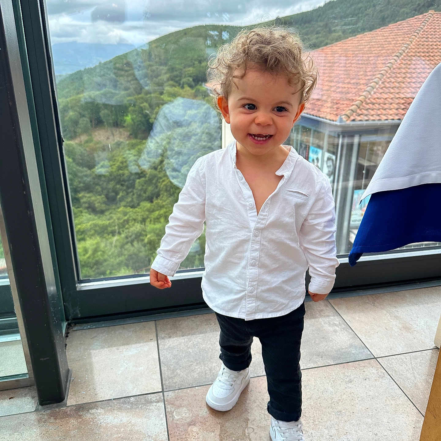 Noah participe au concours pour gagner de l'argent avec cette photo : architecture, boy, building, child, clothing, door, face, footwear, head, jeans, male, outdoors, pants, person, photography, portrait, shelter, shoe, sleeve, standing