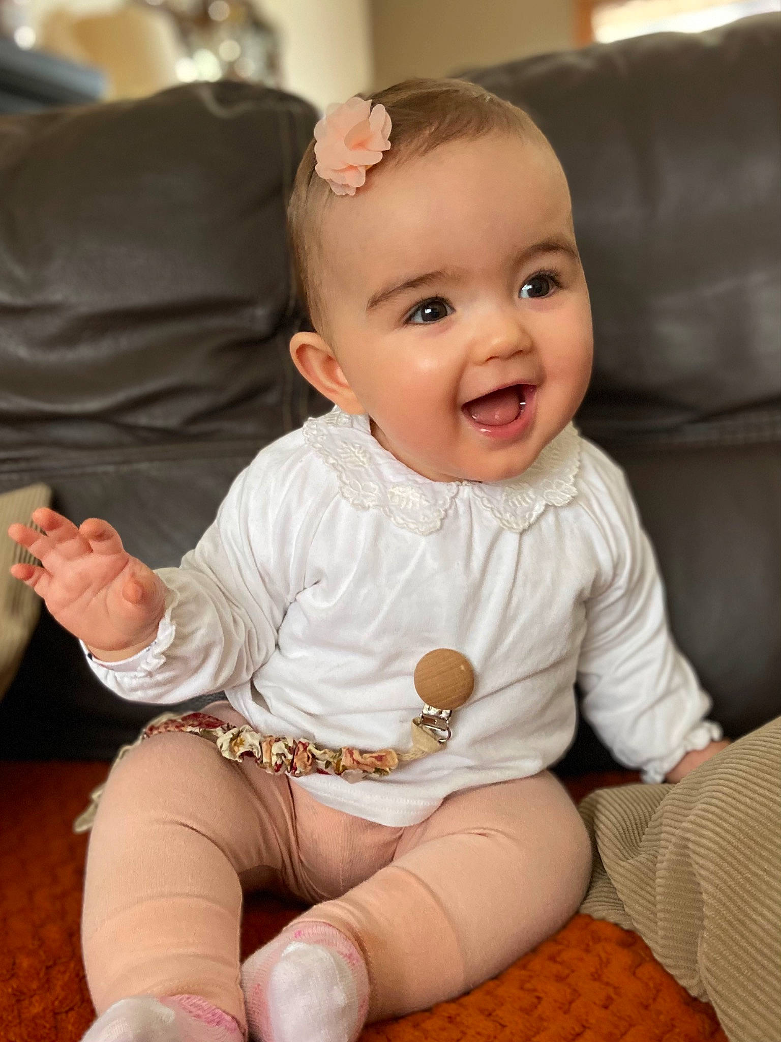 Ambre participe au concours pour gagner de l'argent avec cette photo : baby, baby_toddler_clothing, blond, cheek, child, comfort, finger, gesture, happy, human_leg, iris, knee, lap, leg, person, skin, sleeve, smile, sock, thigh