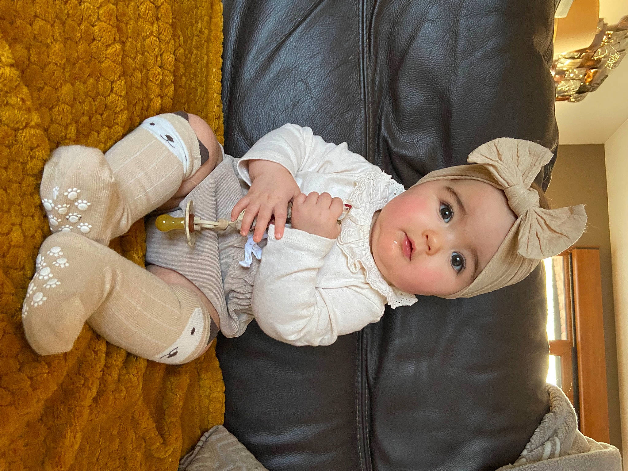 Ambre a rejoint le concours — aidez-le/la à gagner de superbes lots ! arm, baby, baby_toddler_clothing, cheek, child, comfort, drinkware, eye, finger, gesture, hat, headwear, human_body, leg, mammal, person, product, sitting, skin, sleeve