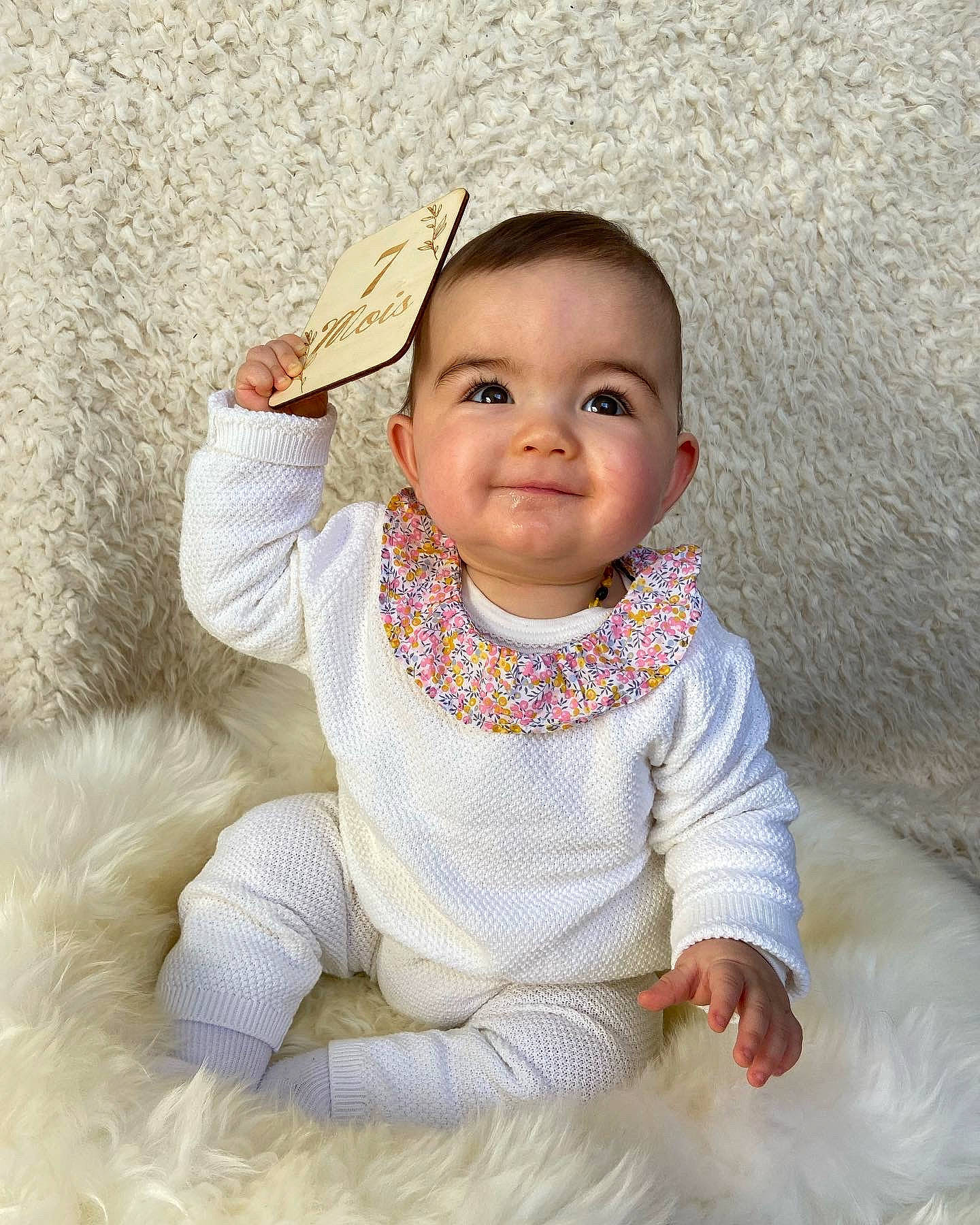 Ambre a rejoint le concours — aidez-le/la à gagner de superbes lots ! baby, baby_toddler_clothing, cheek, chin, comfort, dress, eye, gesture, hairstyle, happy, head, iris, joy, lip, nose, outerwear, person, skin, sleeve, smile