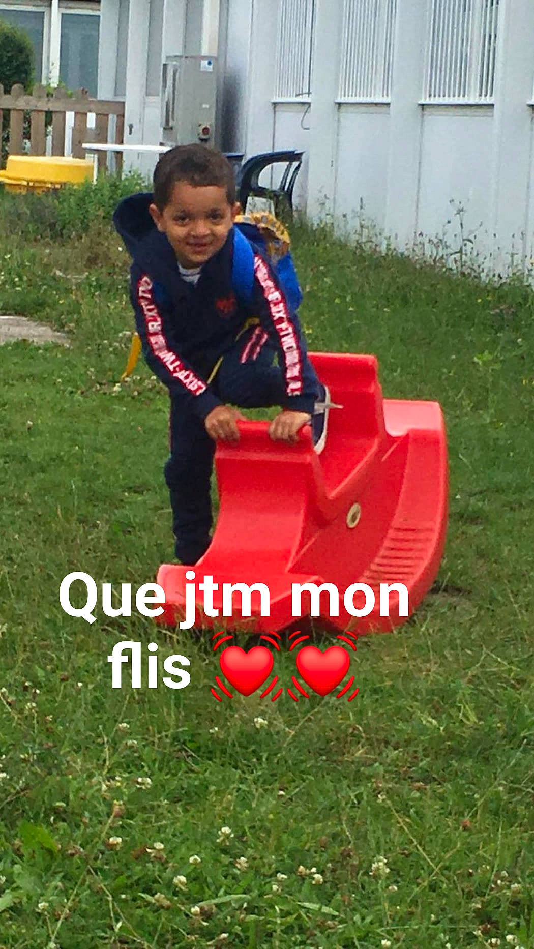 Giovanni a rejoint le concours — aidez-le/la à gagner de superbes lots ! child, fun, grass, joy, lawn, lawn_aerator, outdoor_power_equipment, person, plant, play, playground, riding_toy, toddler, vehicle