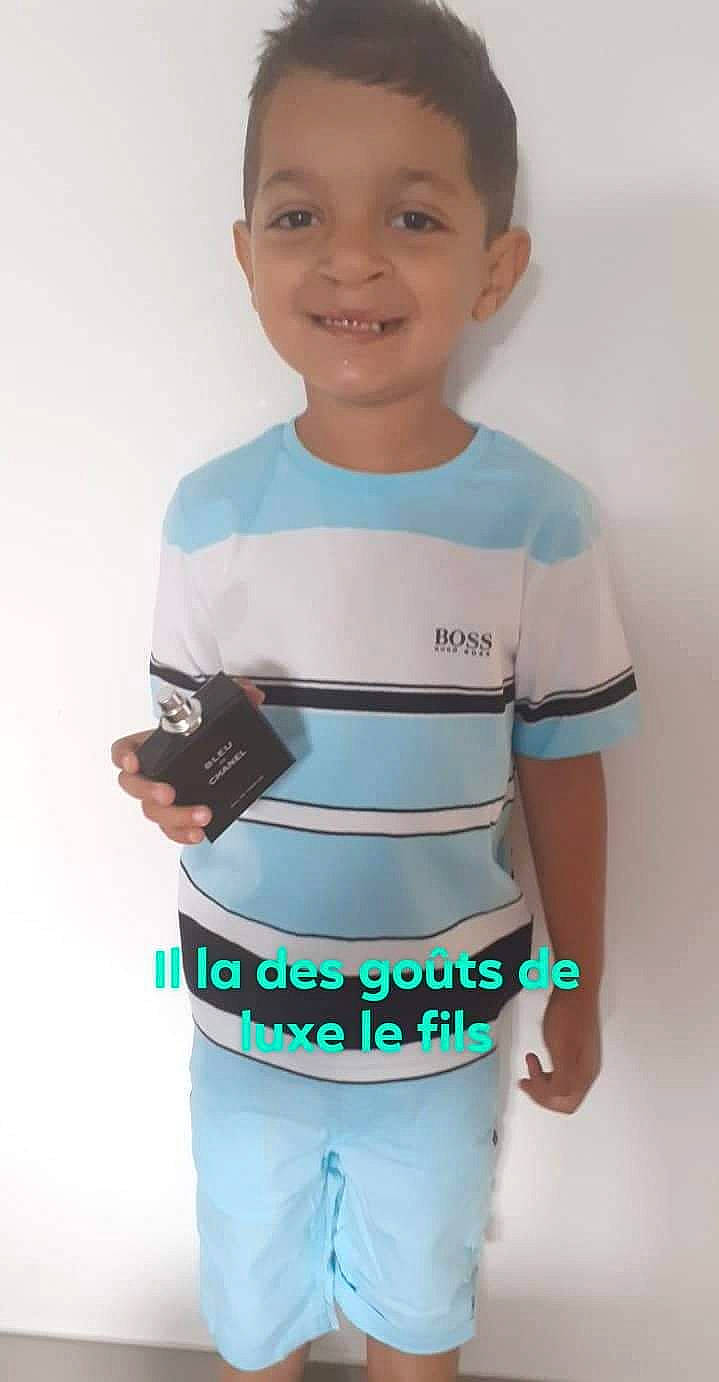 Giovanni a rejoint le concours — aidez-le/la à gagner de superbes lots ! baby_toddler_clothing, blue, child, joy, person, product, sleeve, smile, standing, t_shirt, toddler, turquoise, waist