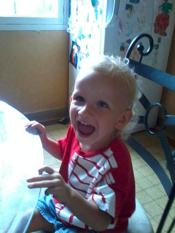 Loukas participe au concours pour gagner de l'argent avec cette photo : baby, cheek, child, ear, electronic_device, person, skin, smile, technology, toddler