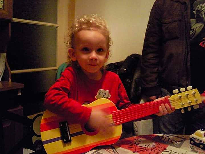 Loukas participe au concours pour gagner de l'argent avec cette photo : acoustic_guitar, bass_guitar, cavaquinho, child, electric_guitar, guitar, guitarist, music, musical_instrument, musician, person, play, plucked_string_instruments, string_instrument, string_instrument_accessory, tiple, toddler, ukulele