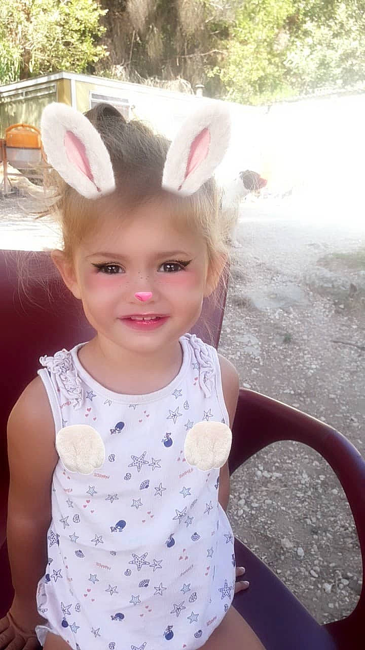 Zeina Sejdic participe au concours pour gagner de l'argent avec cette photo : child, ear, easter, eye, face, fawn, hair, happy, head, joy, organ, person, pink, skin, smile, toddler