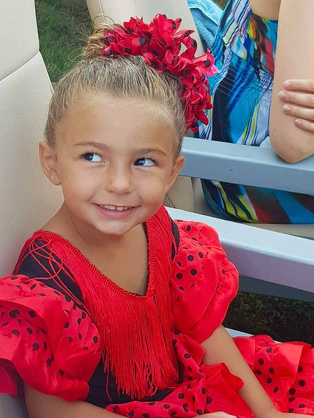 Inaya sejdic participe au concours pour gagner de l'argent avec cette photo : cheek, child, face, fashion_accessory, hair_accessory, joy, person, sitting, smile, toddler