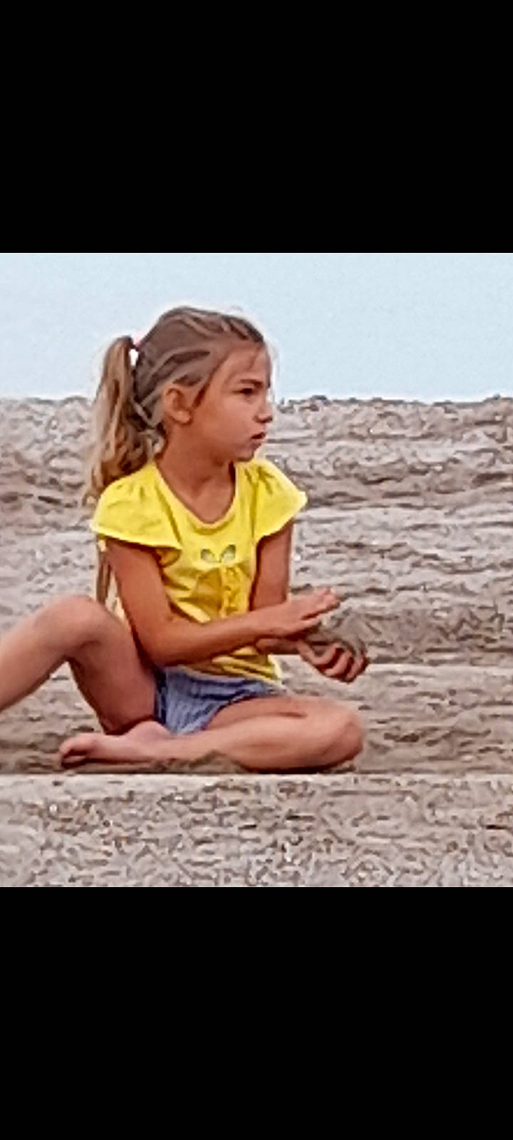 Sejdic a rejoint le concours — aidez-le/la à gagner de superbes lots ! child, fun, happy, headwear, human_leg, landscape, leisure, people_in_nature, person, photo_caption, play, portrait_photography, recreation, rock, sand, sitting, sleeve, thigh, toddler, travel