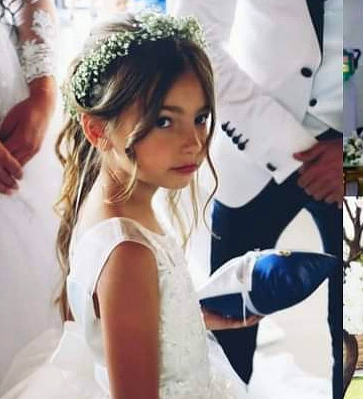 Sejdic a rejoint le concours — aidez-le/la à gagner de superbes lots ! black_hair, bridal_accessory, bridal_veil, embellishment, event, eyelash, fashion_design, gesture, gown, hair_accessory, happy, headgear, headpiece, human_body, jewellery, long_hair, person, sleeve, tiara, veil