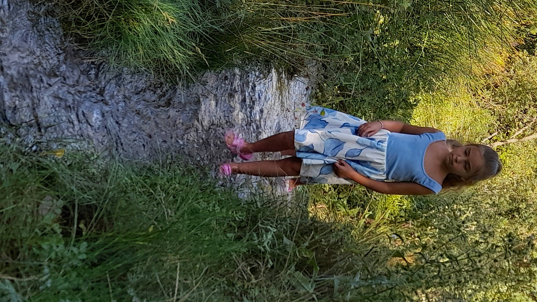 Sejdic participe au concours pour gagner de l'argent avec cette photo : ecoregion, electric_blue, fun, grass, grassland, groundcover, happy, hat, human_leg, landscape, leg, leisure, meadow, people_in_nature, person, plant, plant_community, shrub, t_shirt, thigh