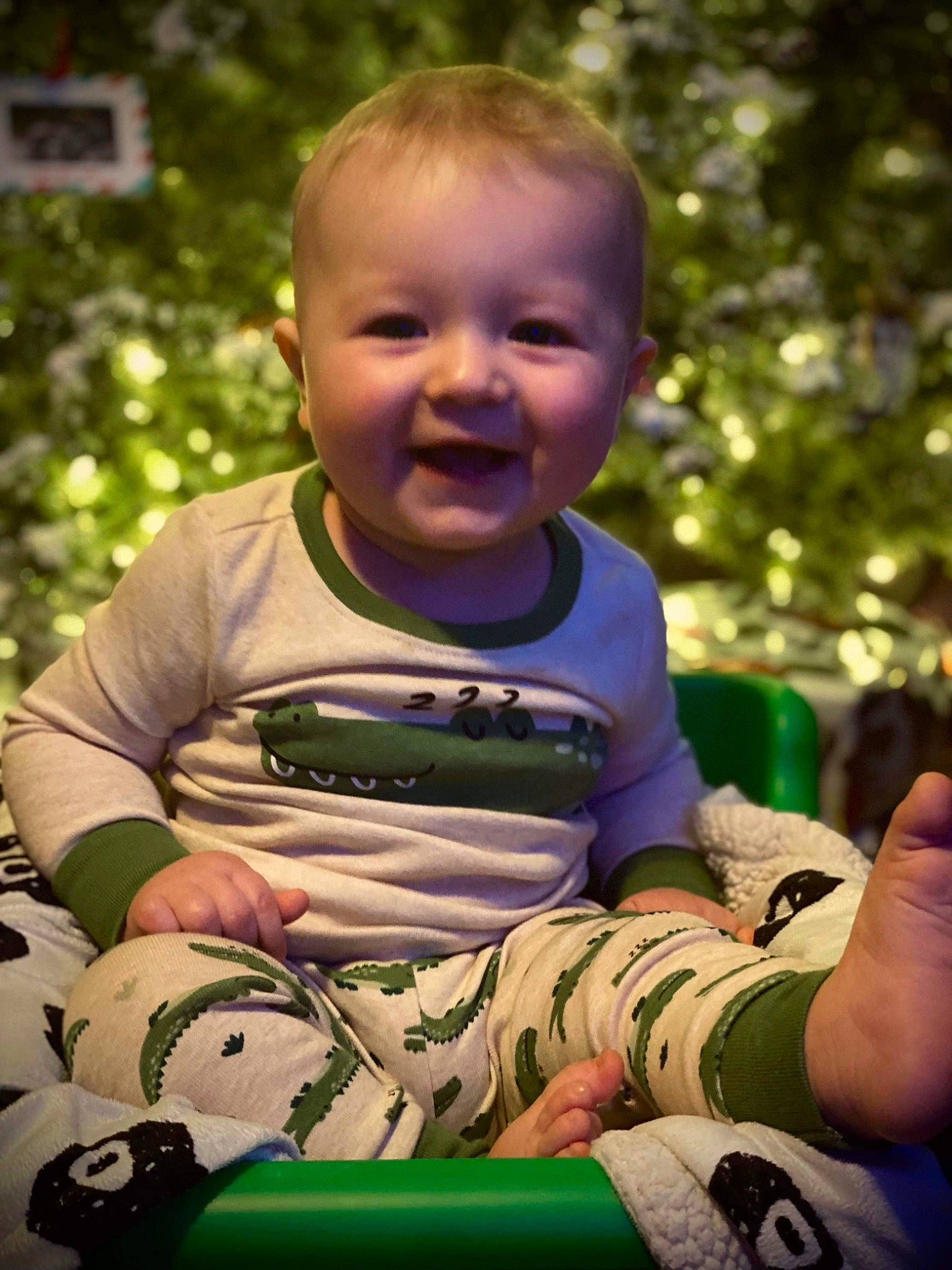 Rennen is registered to the contest to win money with this photo: baby, baby_toddler_clothing, cheek, child, finger, fun, grass, happy, head, joy, leisure, people_in_nature, person, plant, sitting, skin, sleeve, smile, t_shirt, toddler