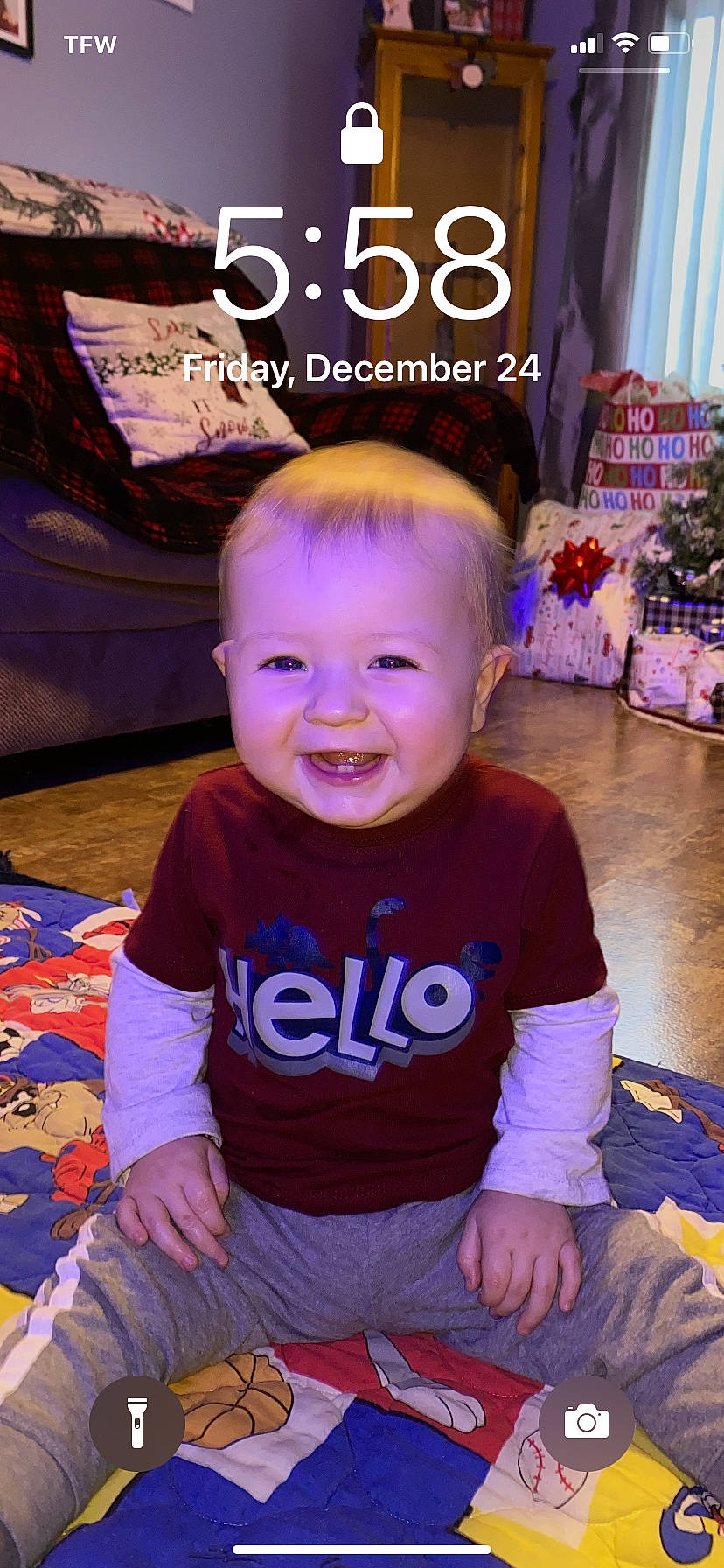 Rennen is registered to the contest to win money with this photo: baby, baby_toddler_clothing, cheek, child, electric_blue, event, flooring, fun, happy, joy, logo, magenta, mammal, orange, person, pink, play, purple, smile, t_shirt