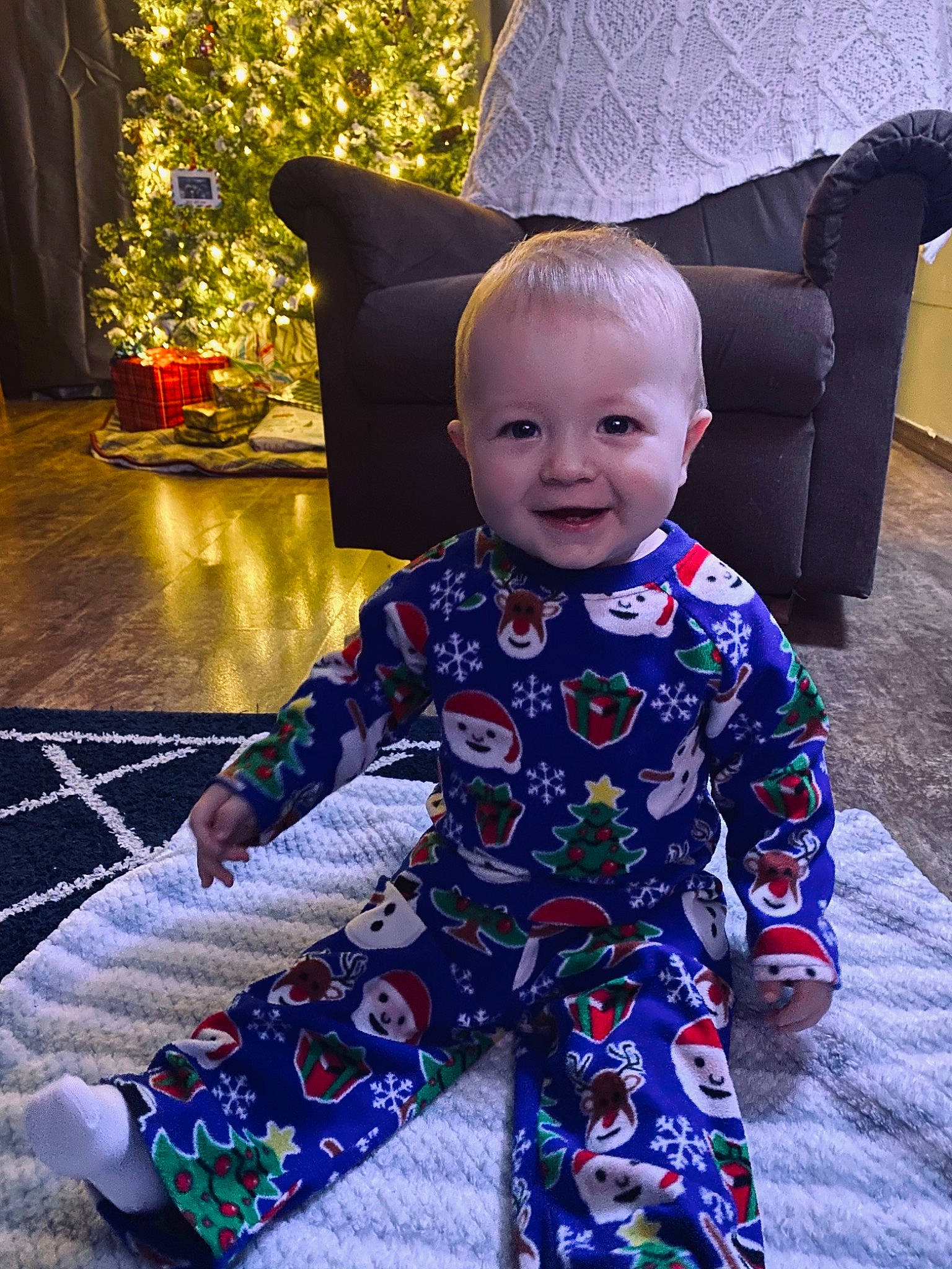 Rennen is registered to the contest to win money with this photo: baby_toddler_clothing, black, chair, child, curtain, electric_blue, eye, fun, happy, head, joy, living_room, pattern, person, photograph, purple, sitting, sleeve, smile, toddler