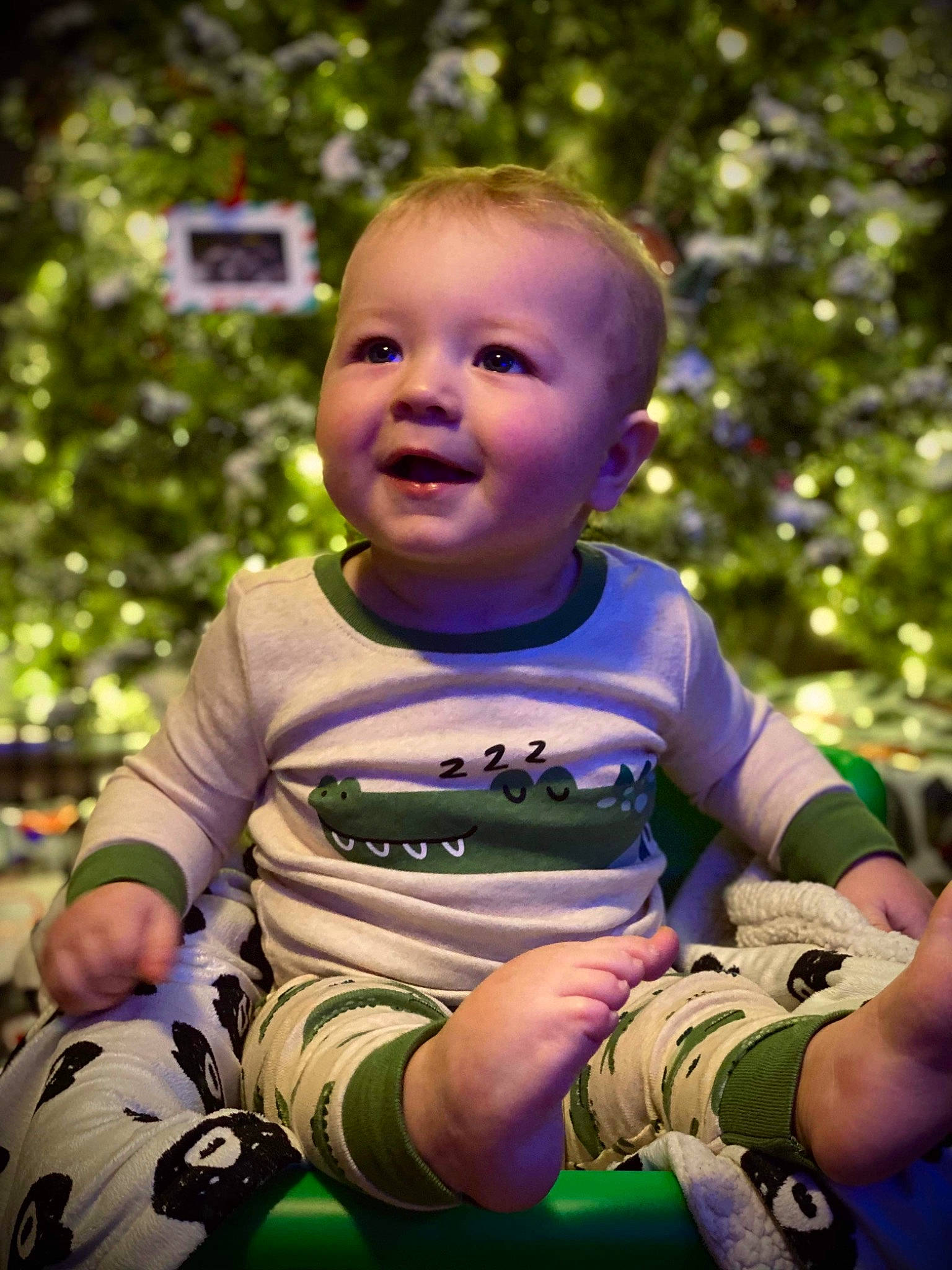 Rennen is registered to the contest to win money with this photo: arm, baby_toddler_clothing, cheek, clothing, cool, facial_expression, finger, fun, grass, hand, happy, leisure, people_in_nature, person, plant, skin, smile, summer, t_shirt, toddler