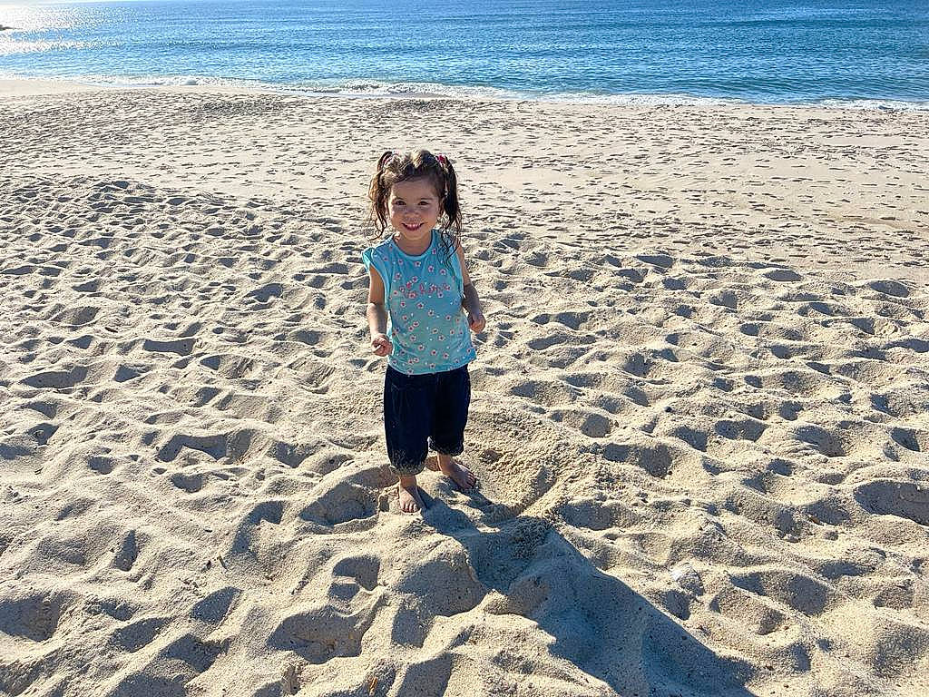 Cindy participe au concours pour gagner de l'argent avec cette photo : azure, beach, ecoregion, electric_blue, fun, happy, holiday, horizon, joy, landscape, leisure, person, sand, shore, shorts, sky, summer, toddler, travel, water